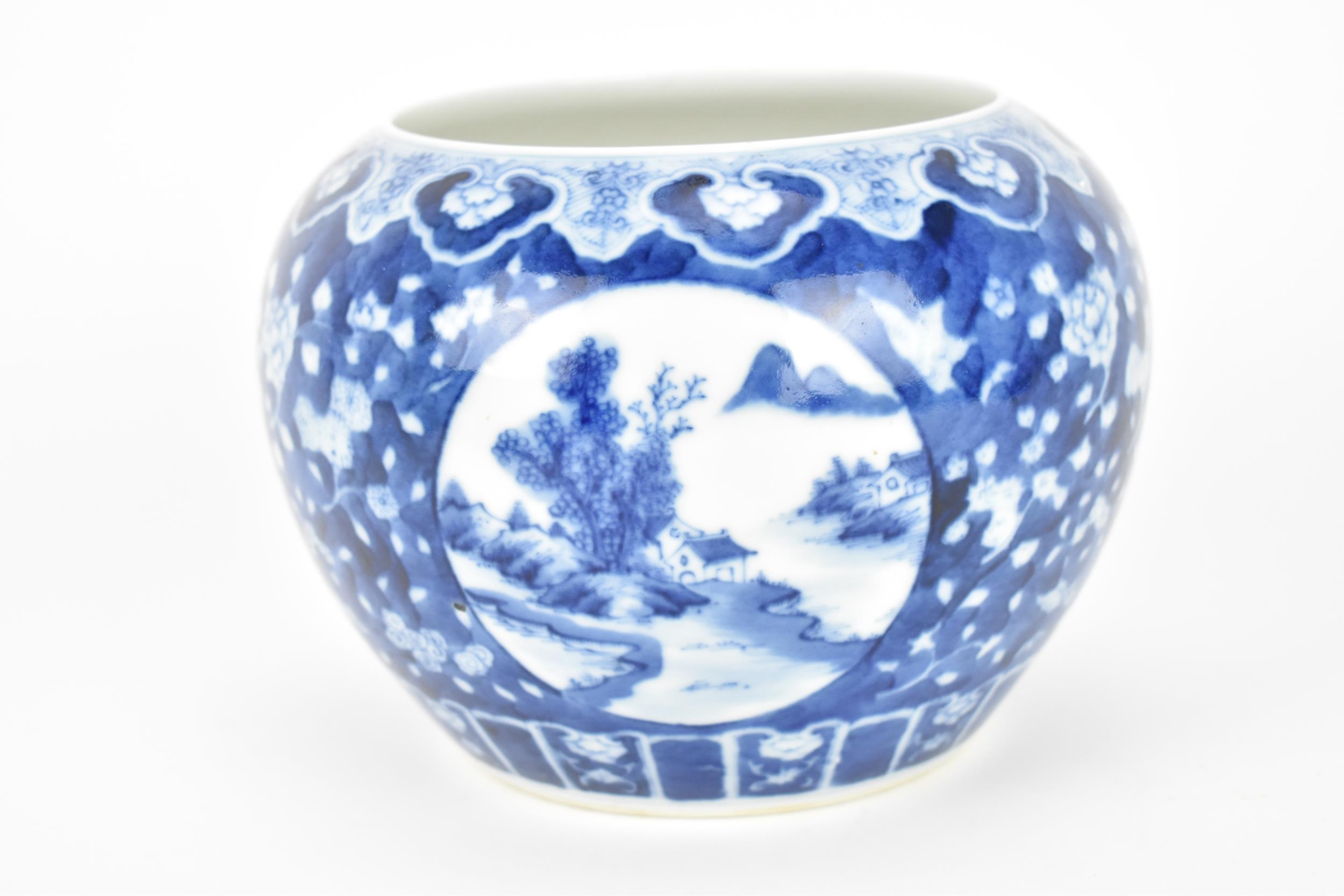 A Chinese Qing dynasty blue and white porcelain vase, Guangxu period (1871-1908), of globular form - Bild 3 aus 5