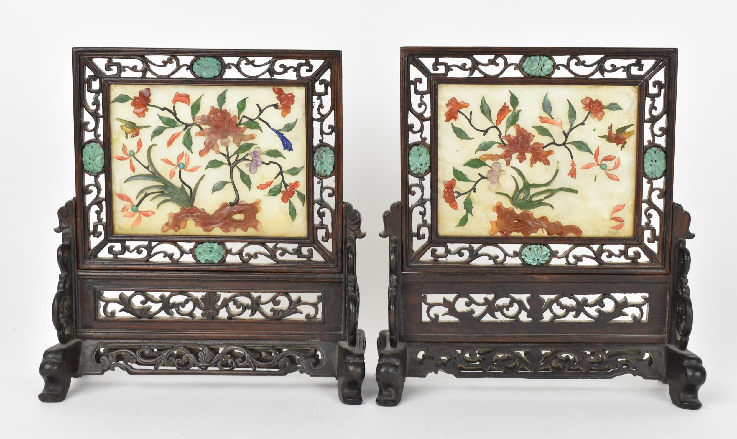 A pair of Chinese jade and hardstone table screens, early 20th century, each with central - Bild 2 aus 11