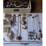 Vintage jewellery to include bead necklaces, faux pearl necklaces (one with a silver clasp) and