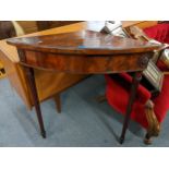 A George III mahogany corner table on 2 tapered and fluted legs