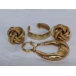 Mixed 9ct gold jewellery to include earrings and a ring A/F, 10.5g Location: