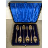 A cased set of early 20th century silver teaspoons, 84.8g Location: