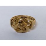 An 18ct gold ring with a rope twist design, 5.7g Location: