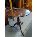 A Georgian mahogany tripod table having dish to and on three splayed legs, 53cm h x 51.5cm w