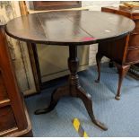 A Georgian oak circular topped tripod occasional table on three splayed legs, 71cm h x 72.5cm w