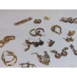 A mixed lot of gold and gold plated items A/F to include a group of 9ct gold and yellow earrings,