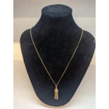 A stamped 375 9ct gold necklace, having a yellow metal fob/pendant in a floral style, total weight