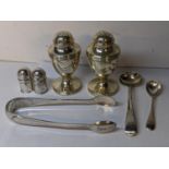 Mixed silver to include a pair of miniature shakers, sugar tongs and other items, 129.8g