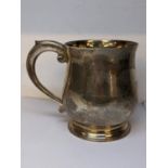 An early 20th century silver tankard with scroll shaped handle, hallmarked London 1939, 415g