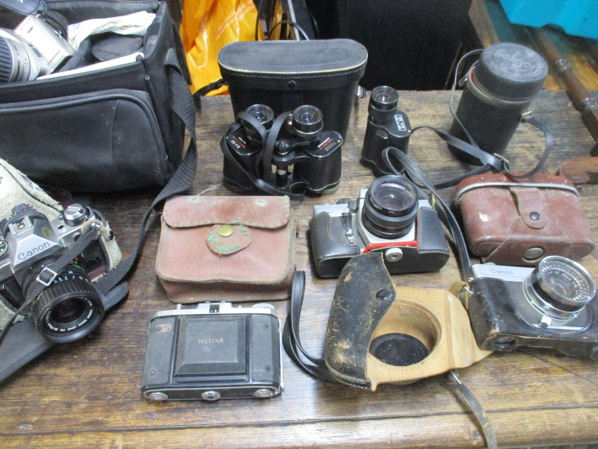 A selection of vintage film cameras, camera accessories, and cased binoculars to include a Nettar - Image 3 of 3