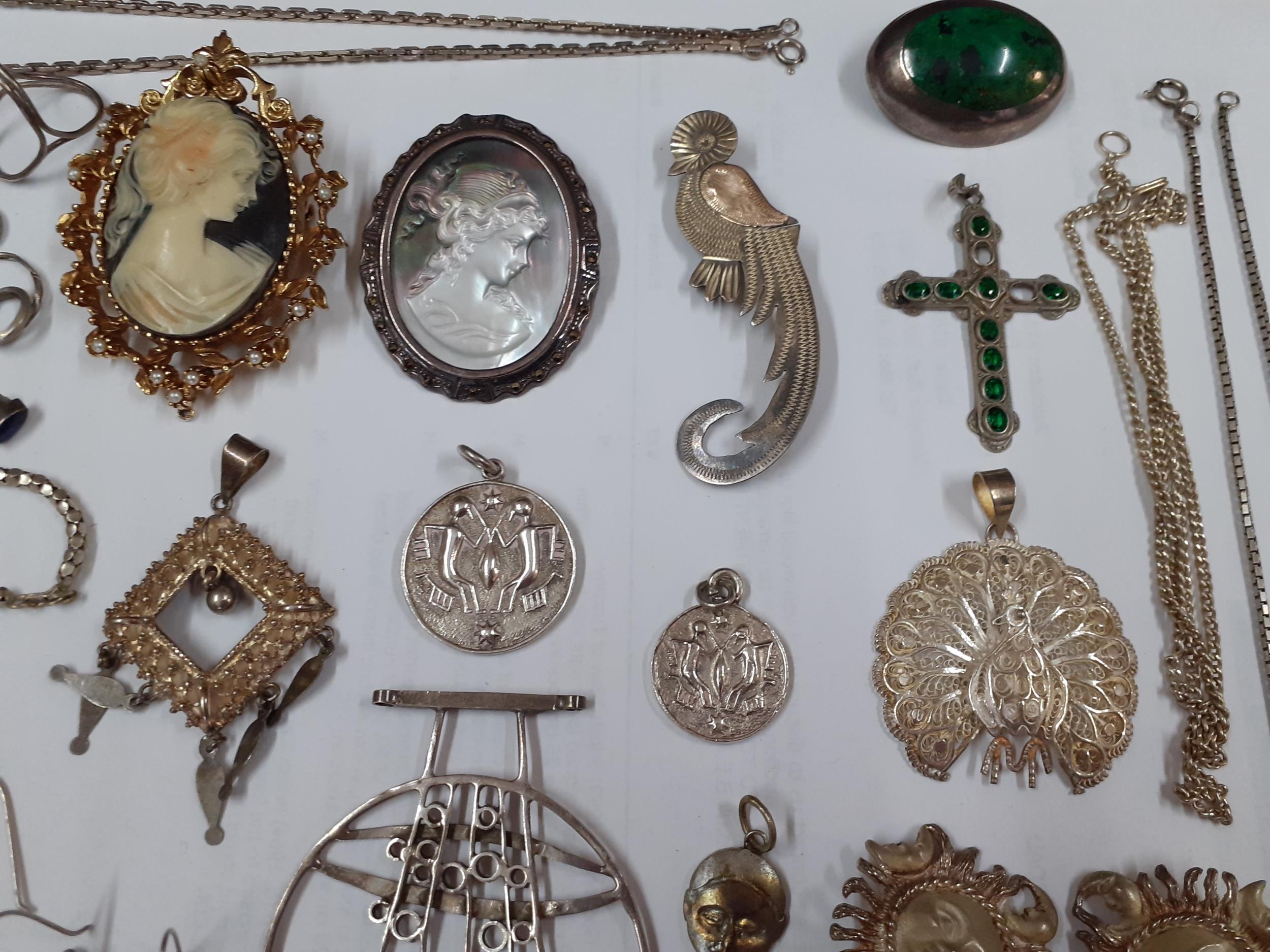 A quantity of vintage silver and white metal costume jewellery to include Mexican silver and mixed - Image 3 of 5