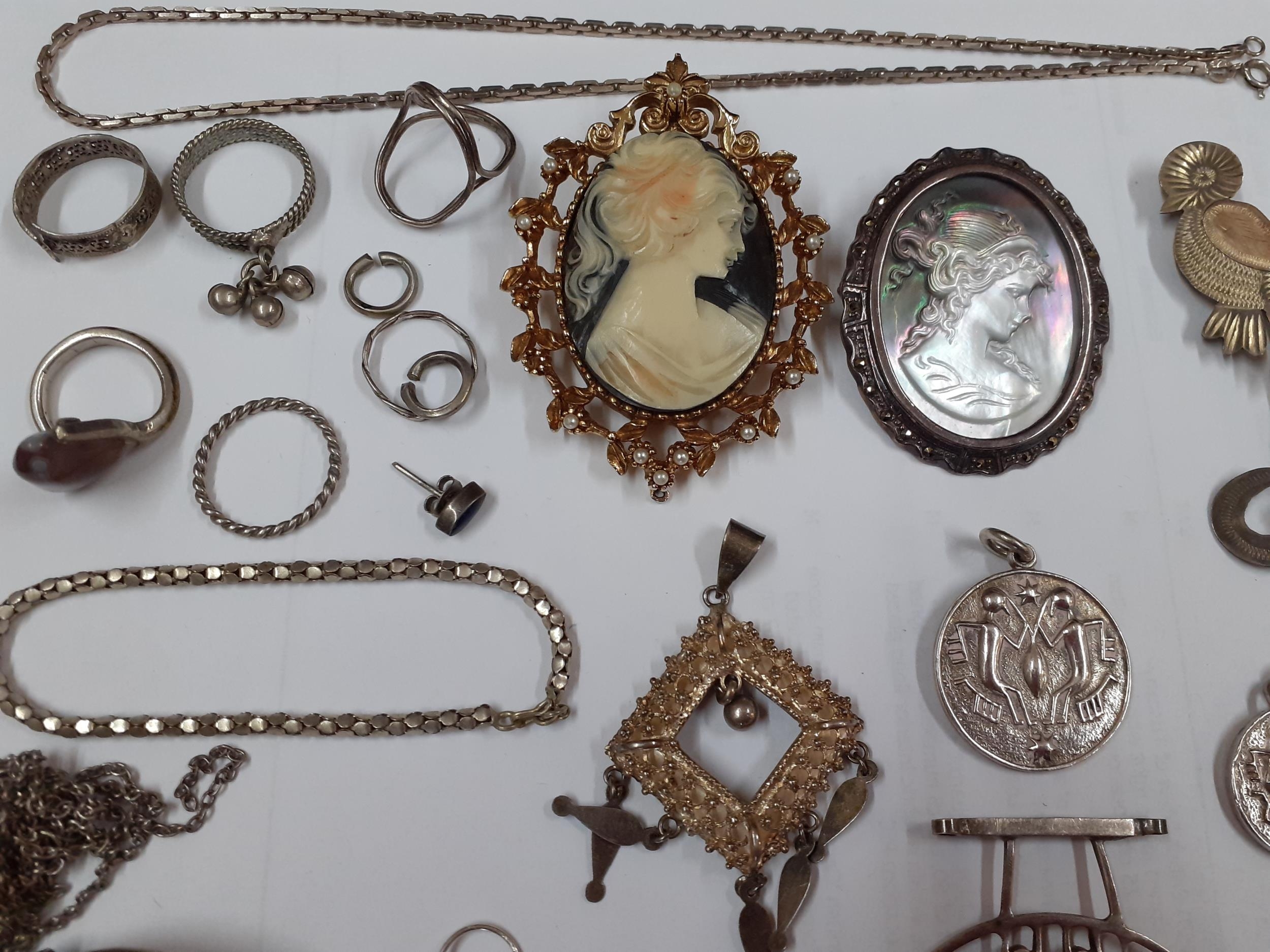 A quantity of vintage silver and white metal costume jewellery to include Mexican silver and mixed - Image 2 of 5