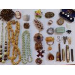 A small quantity of costume jewellery, cheroots, and fruit knives to include yellow metal sleeper