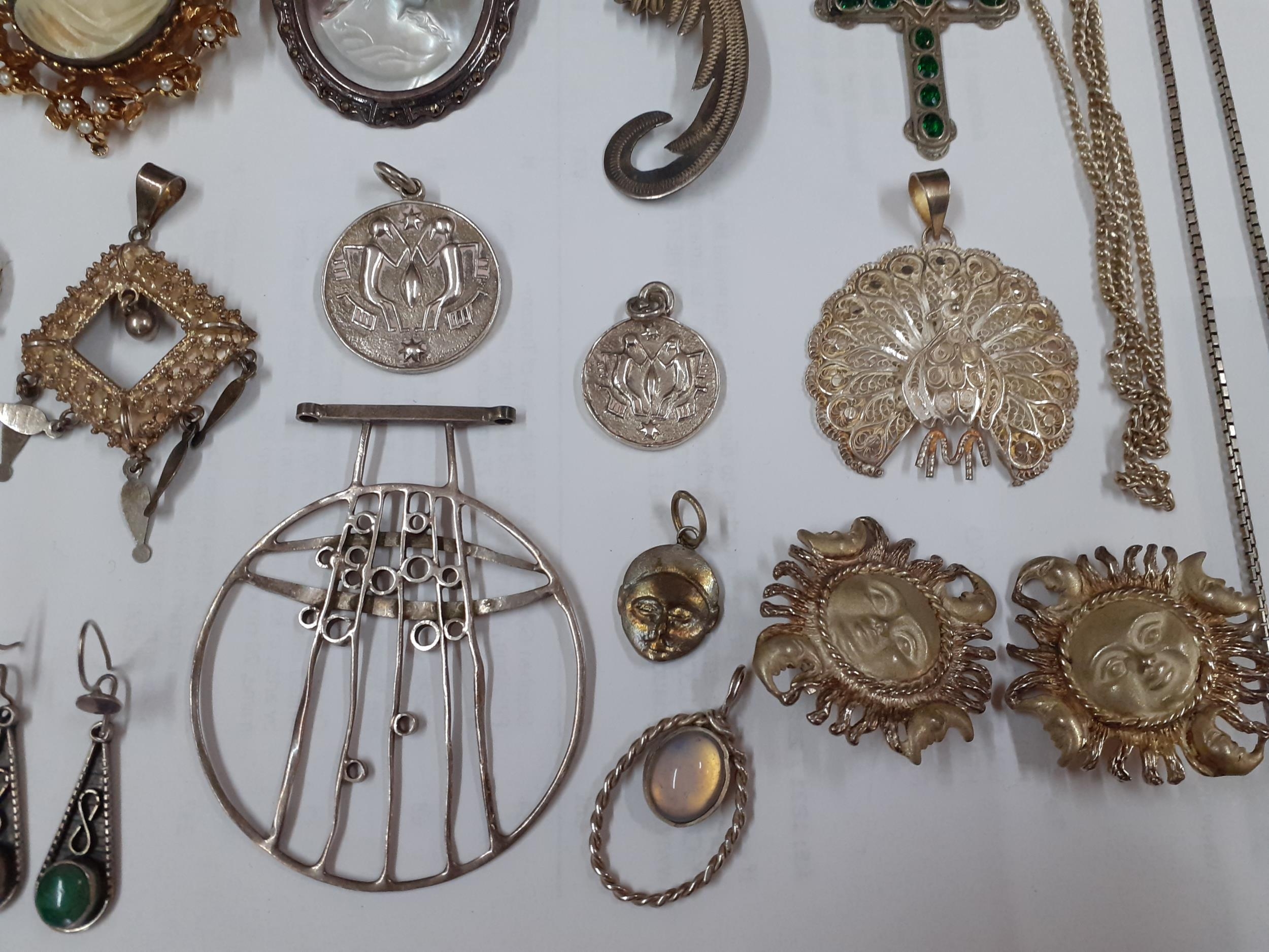 A quantity of vintage silver and white metal costume jewellery to include Mexican silver and mixed - Image 4 of 5