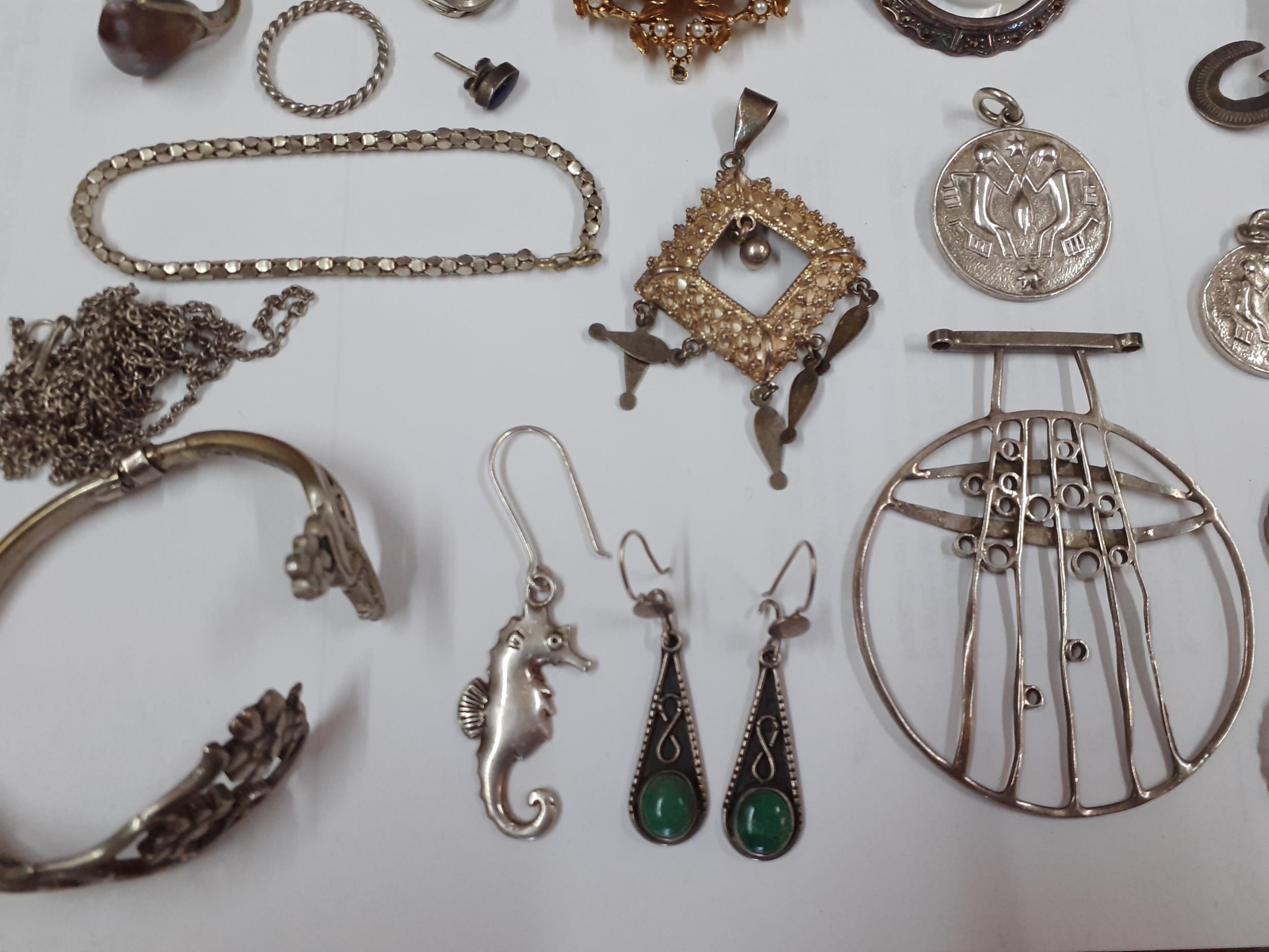 A quantity of vintage silver and white metal costume jewellery to include Mexican silver and mixed - Image 5 of 5