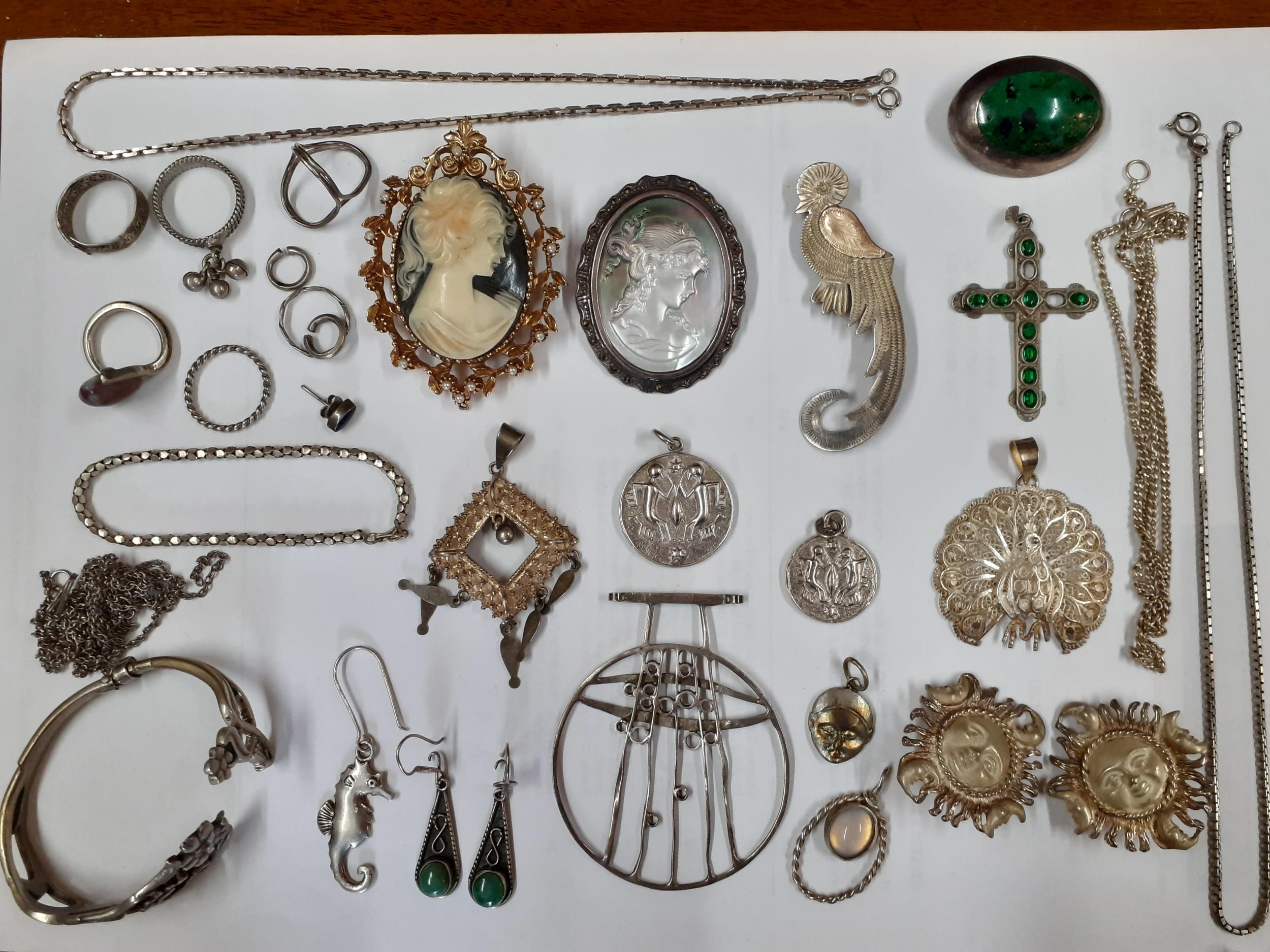 A quantity of vintage silver and white metal costume jewellery to include Mexican silver and mixed