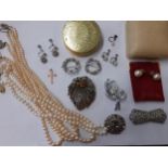 Mixed costume jewellery to include pearl necklaces, vintage paste brooches and a small 9ct gold