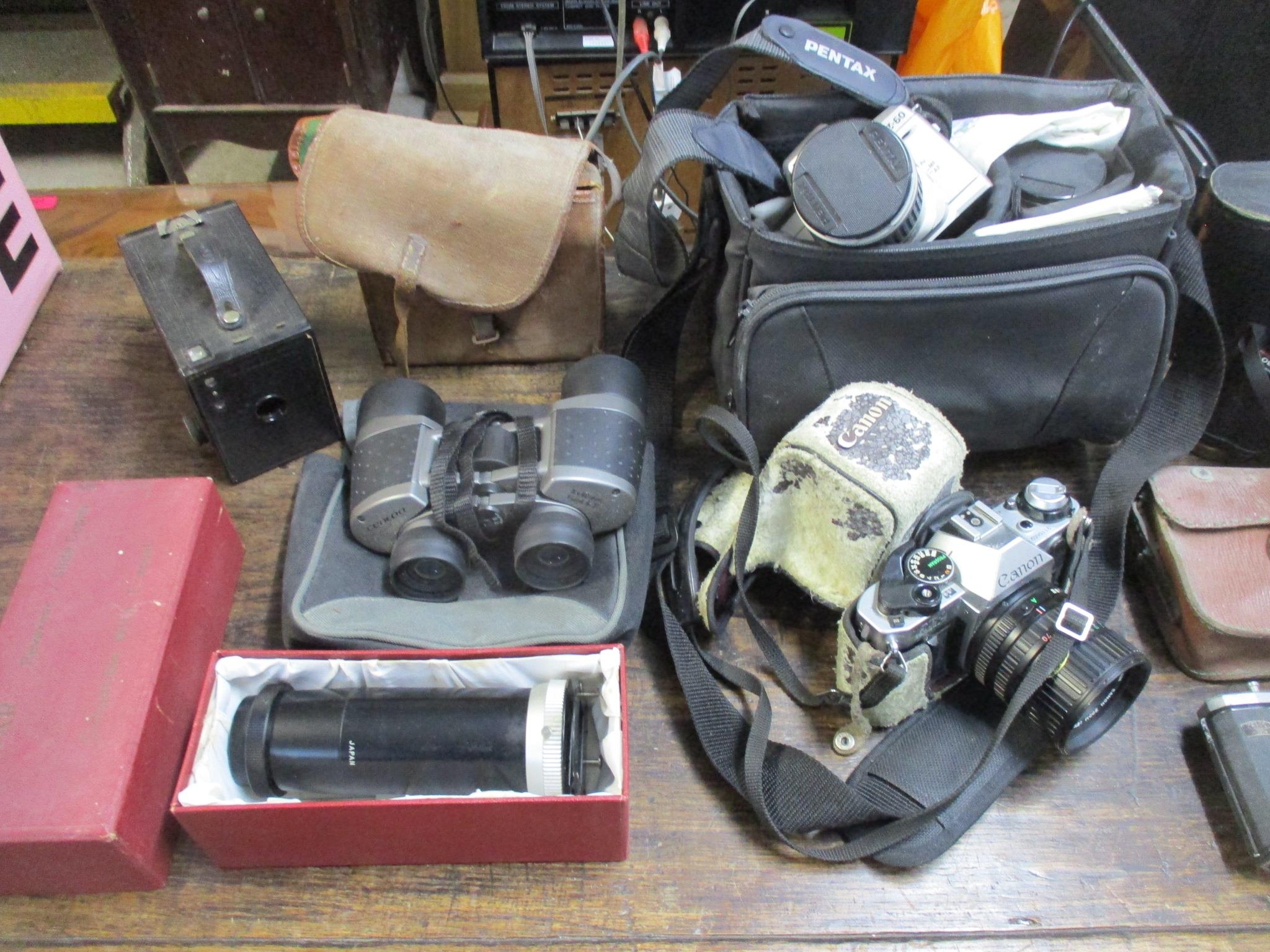 A selection of vintage film cameras, camera accessories, and cased binoculars to include a Nettar - Image 2 of 3