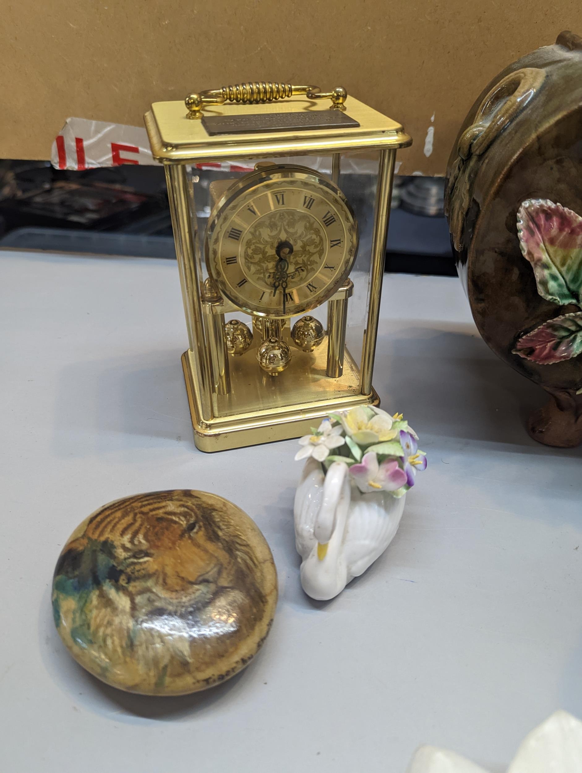 A mixed lot of ceramic items to include a majolica vase, model of a horse A/F, figure, clocks and - Bild 2 aus 4