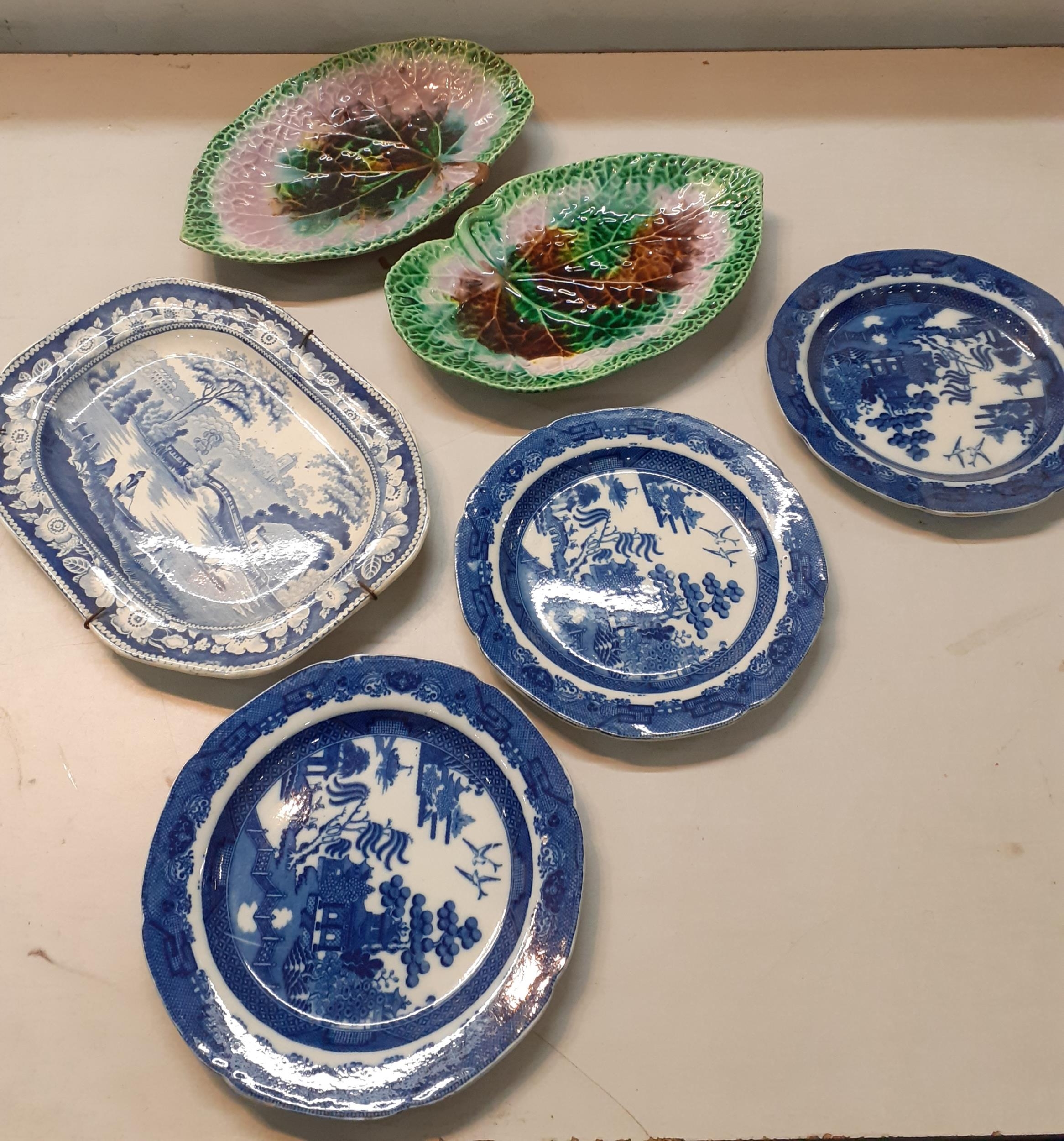 A mixed lot to include Isle of Wight glass ornaments, mixed household items and Majolica dishes - Bild 3 aus 4