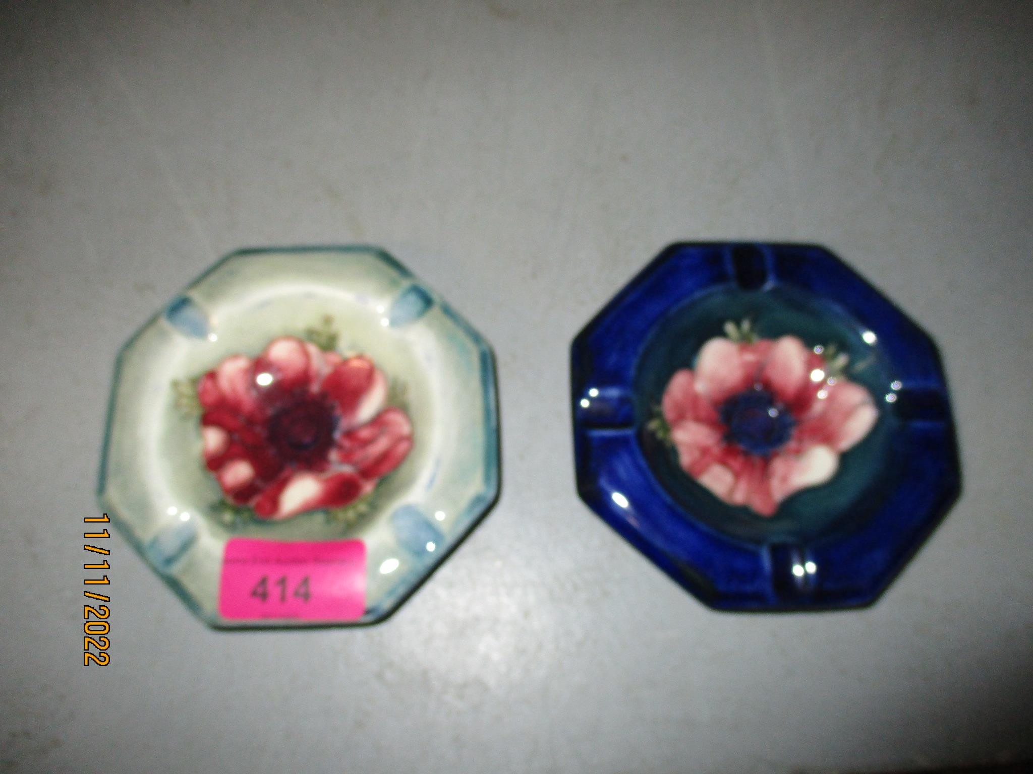 Two Moorcroft pottery ashtrays decorated with an anemone design, one on a navy blue ground, the - Bild 2 aus 5