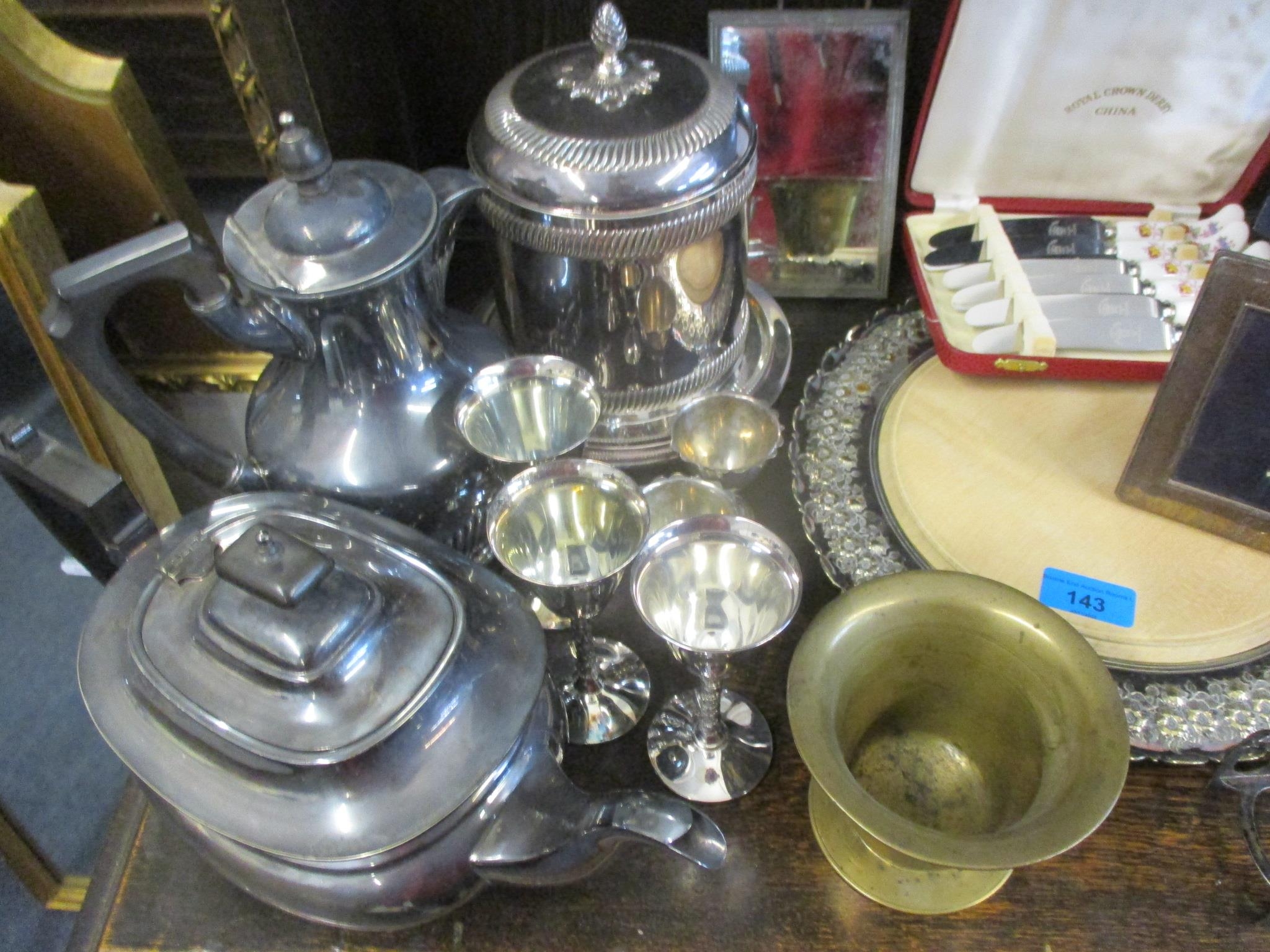 A silver plated and treen bread board, mixed silver plate and brassware to include a footed ice - Bild 3 aus 3