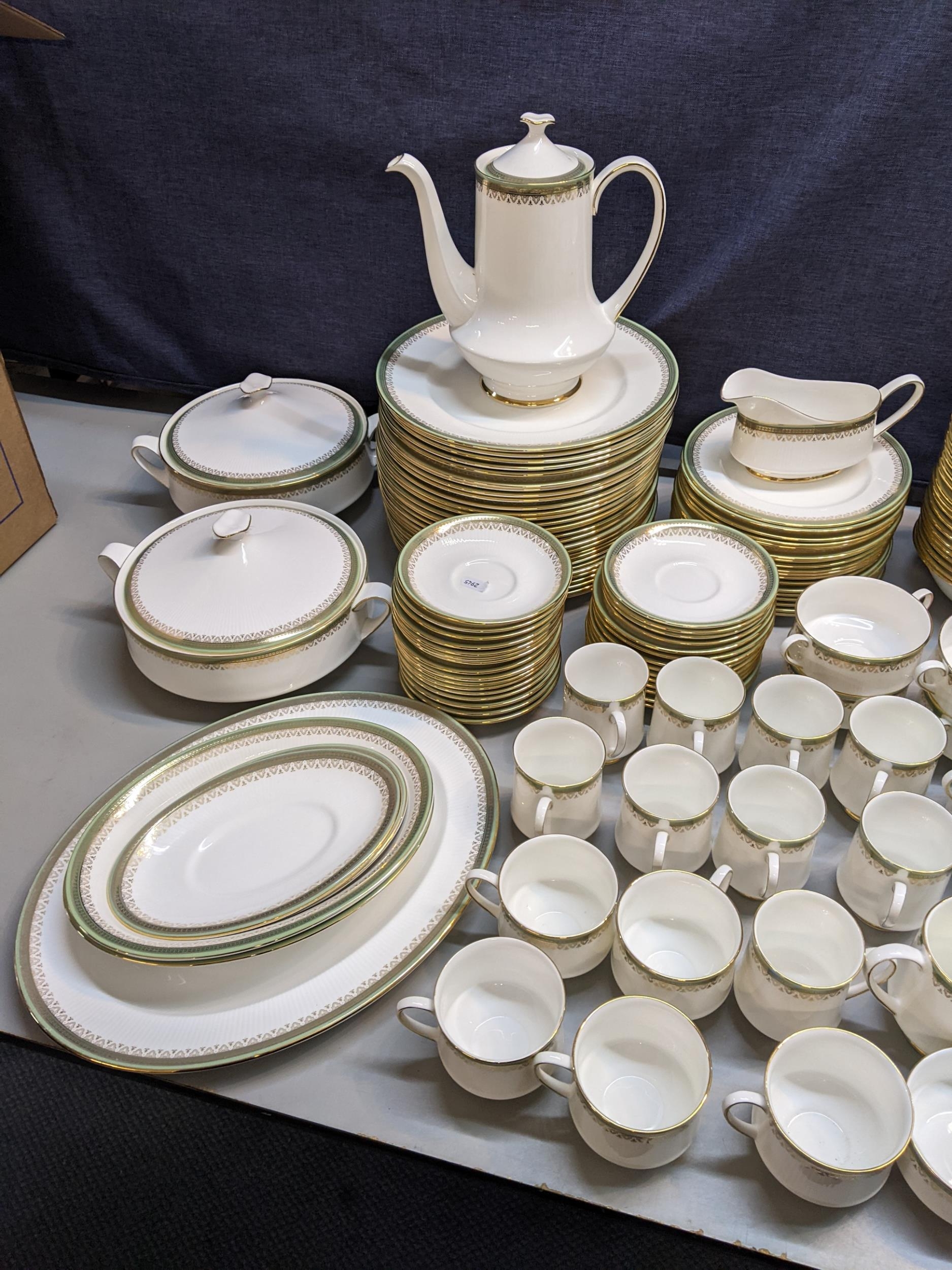 A Paragon Kensington pattern dinner/tea service Location: - Bild 3 aus 3