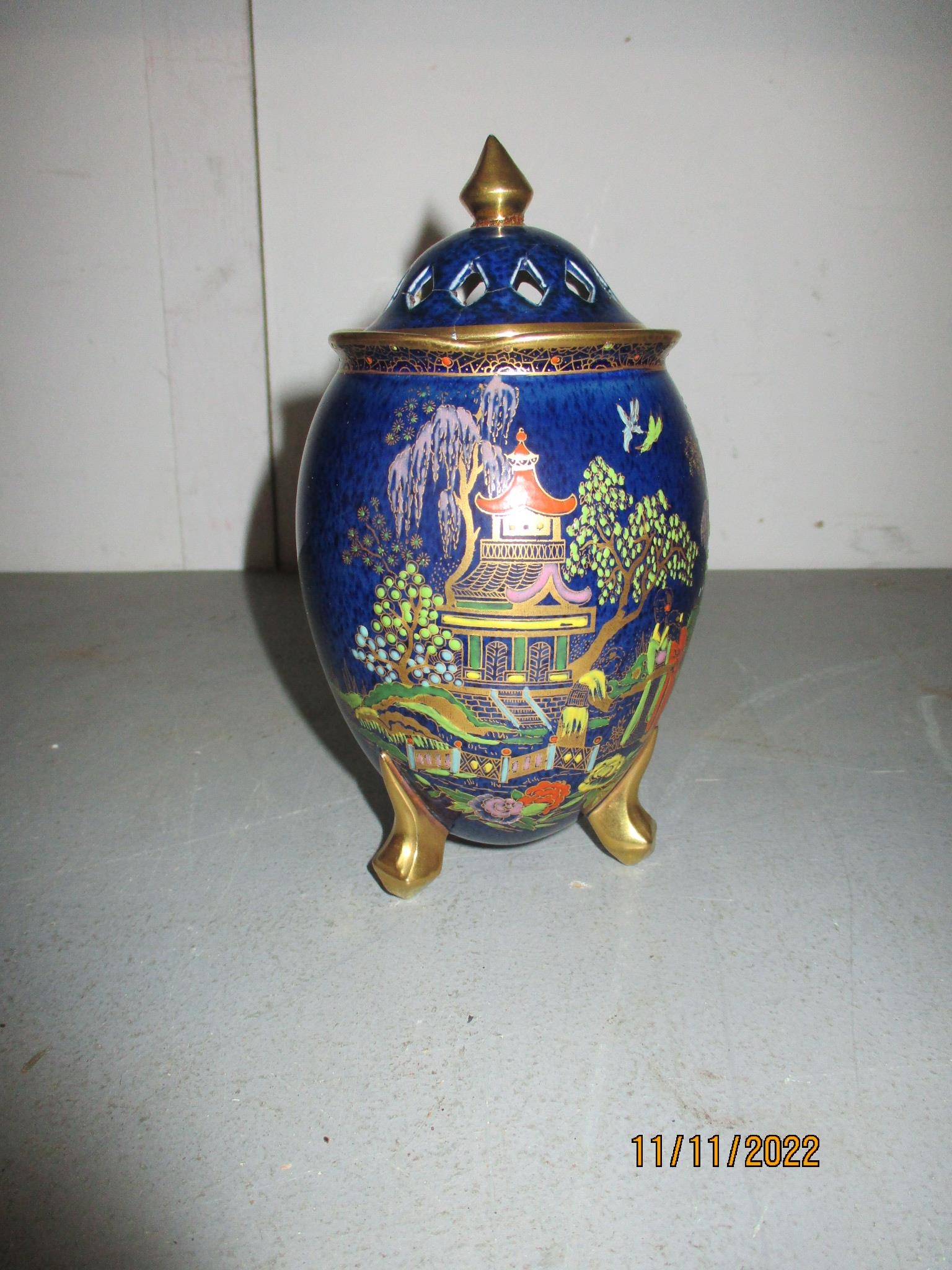 Two Moorcroft pottery ashtrays decorated with an anemone design, one on a navy blue ground, the - Bild 4 aus 5