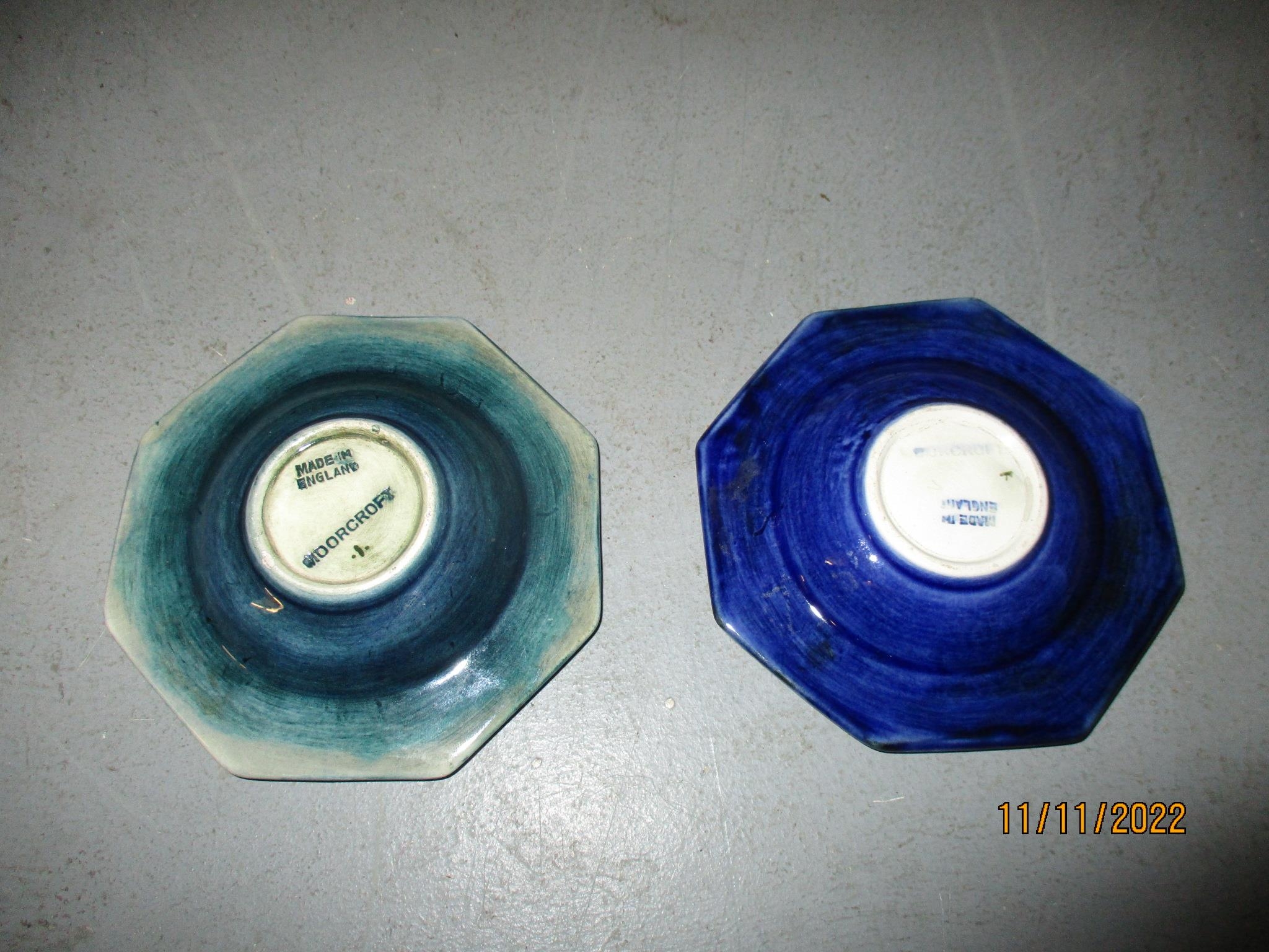 Two Moorcroft pottery ashtrays decorated with an anemone design, one on a navy blue ground, the - Bild 3 aus 5