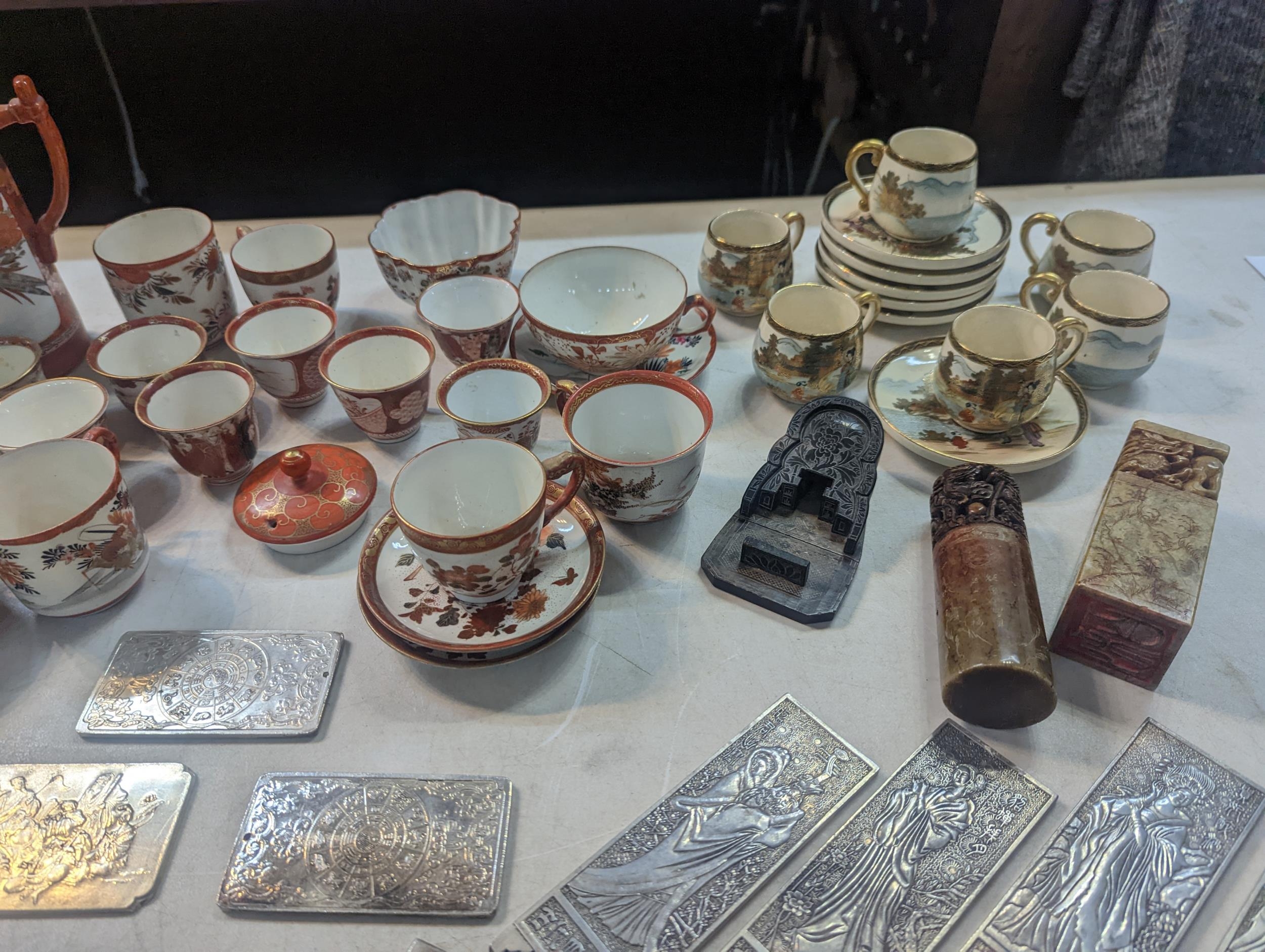 A mixed lot of Japanese/Oriental items to include Kutani and Satsuma cups and saucers, mixed - Bild 3 aus 6