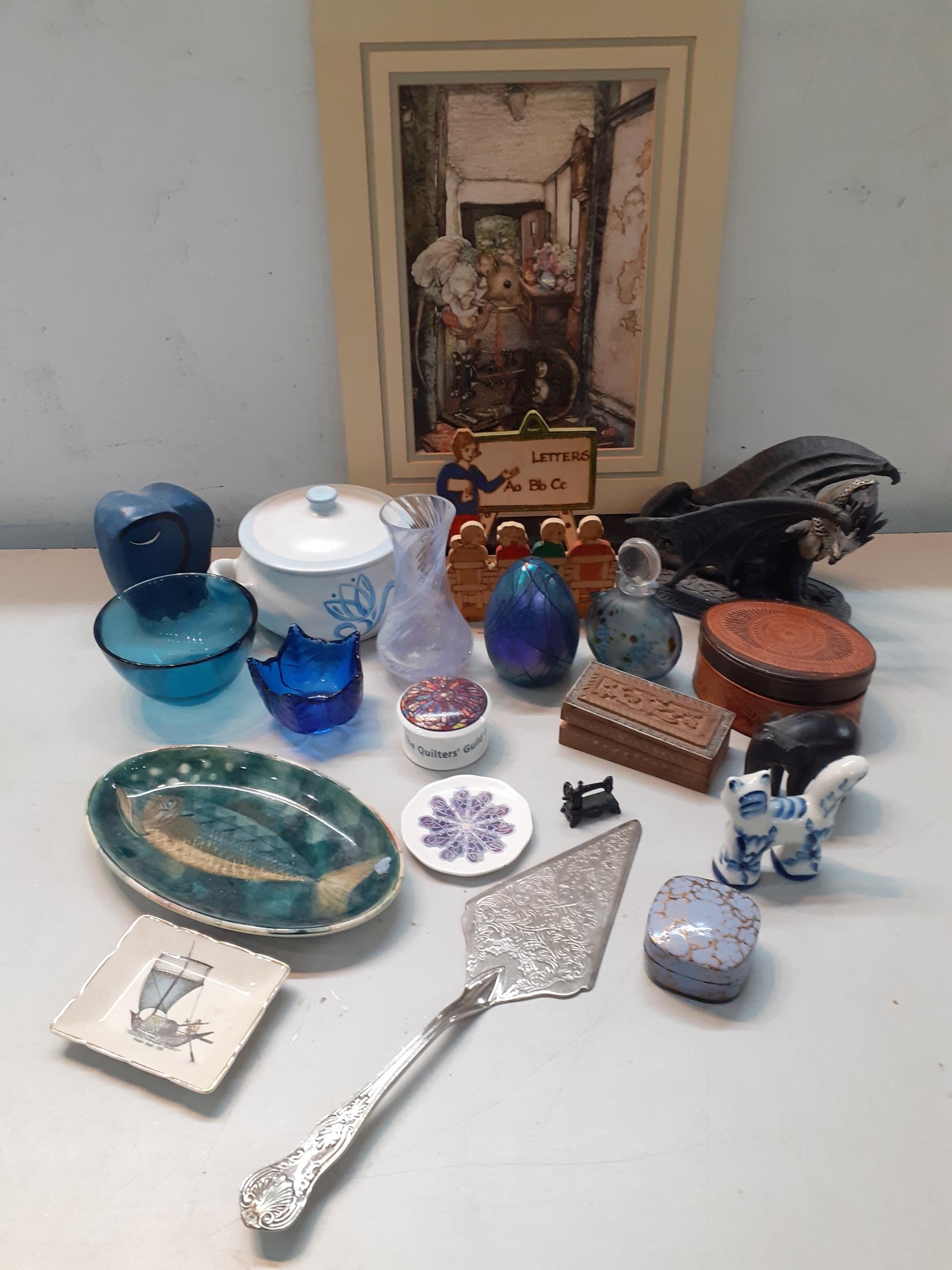 A mixed lot to include Isle of Wight glass ornaments, mixed household items and Majolica dishes