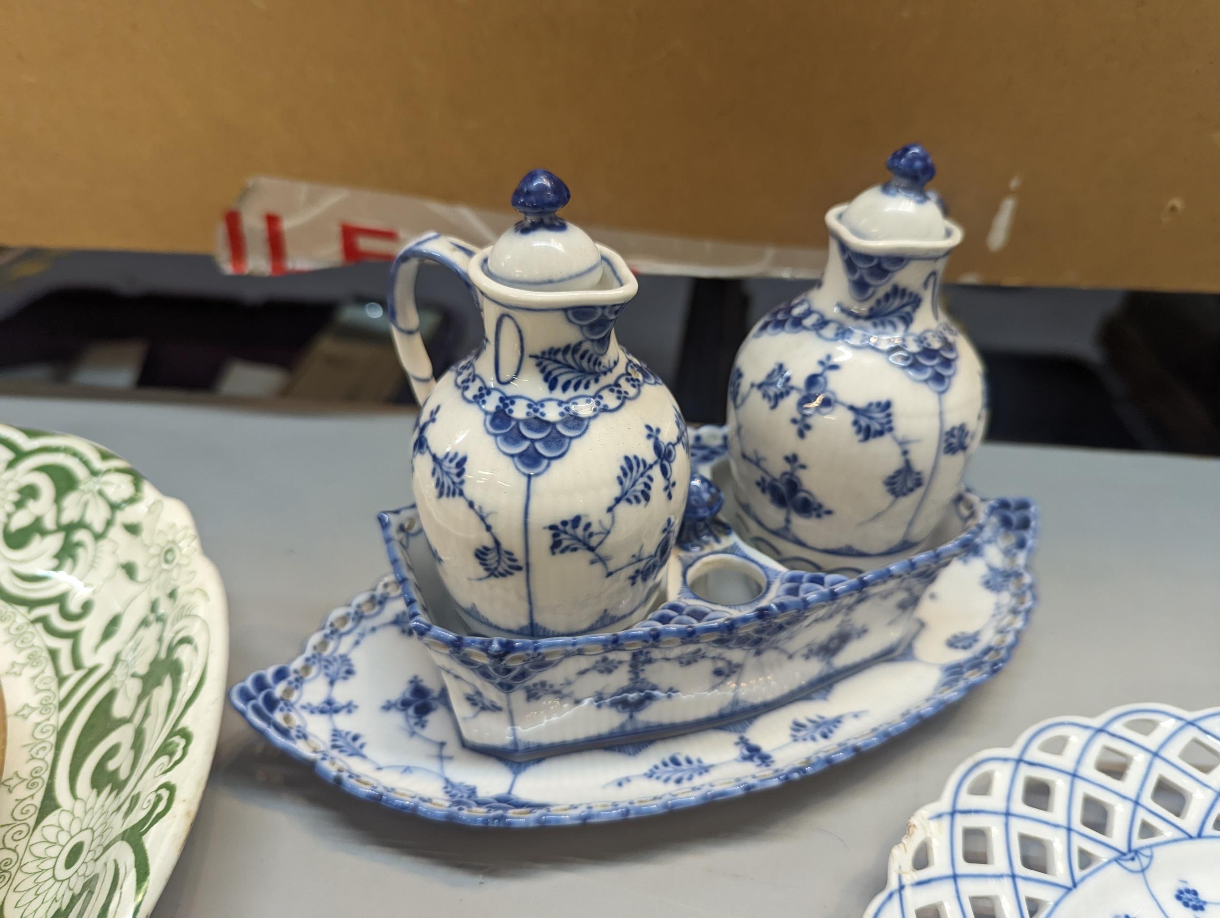 A mixed lot of blue and white ceramics to include a Portuguese wall hanging candlestick, Royal - Bild 2 aus 2