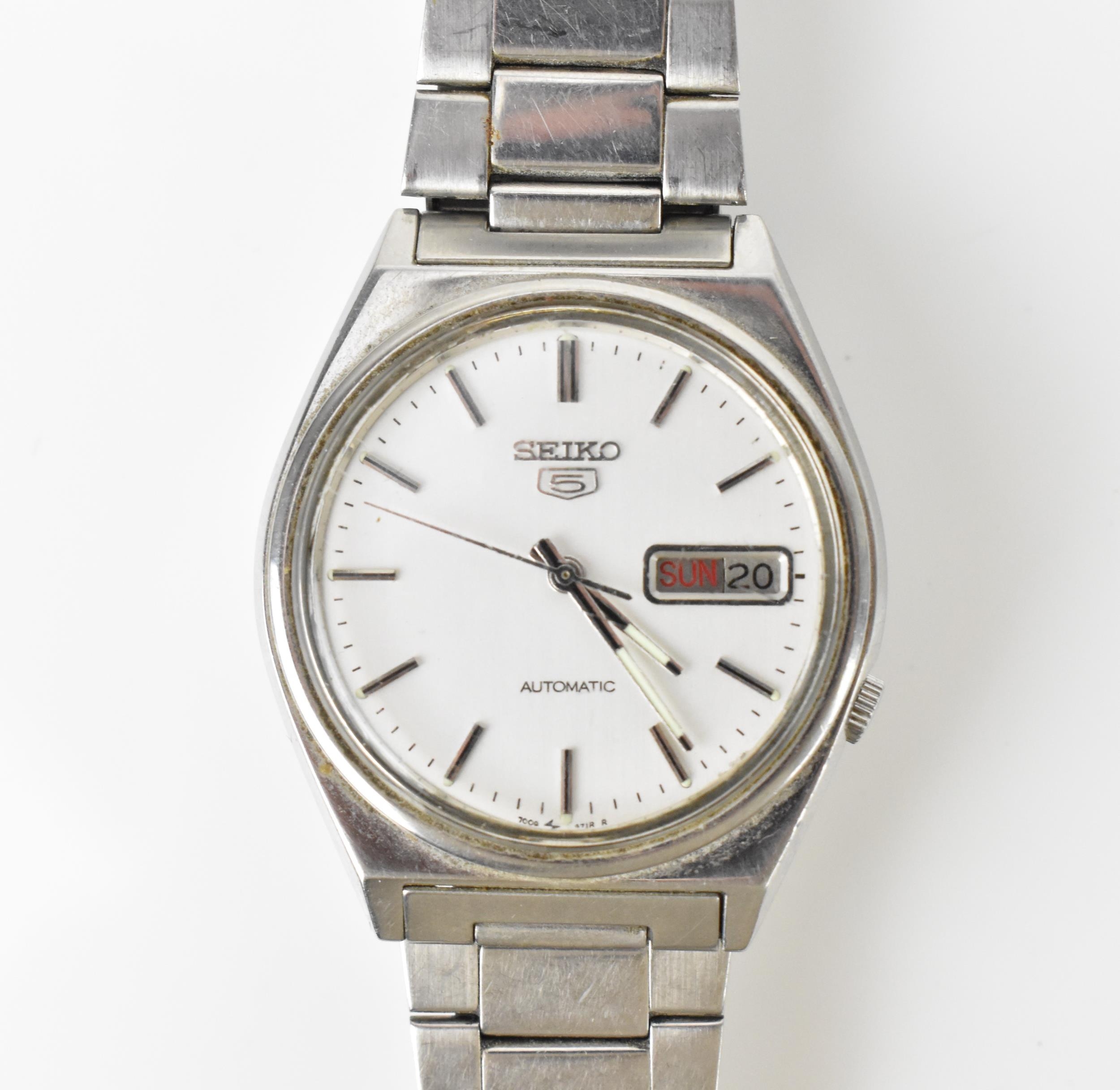 A Seiko 5 automatic, gents, stainless steel wristwatch, having a silvered dial with centre seconds