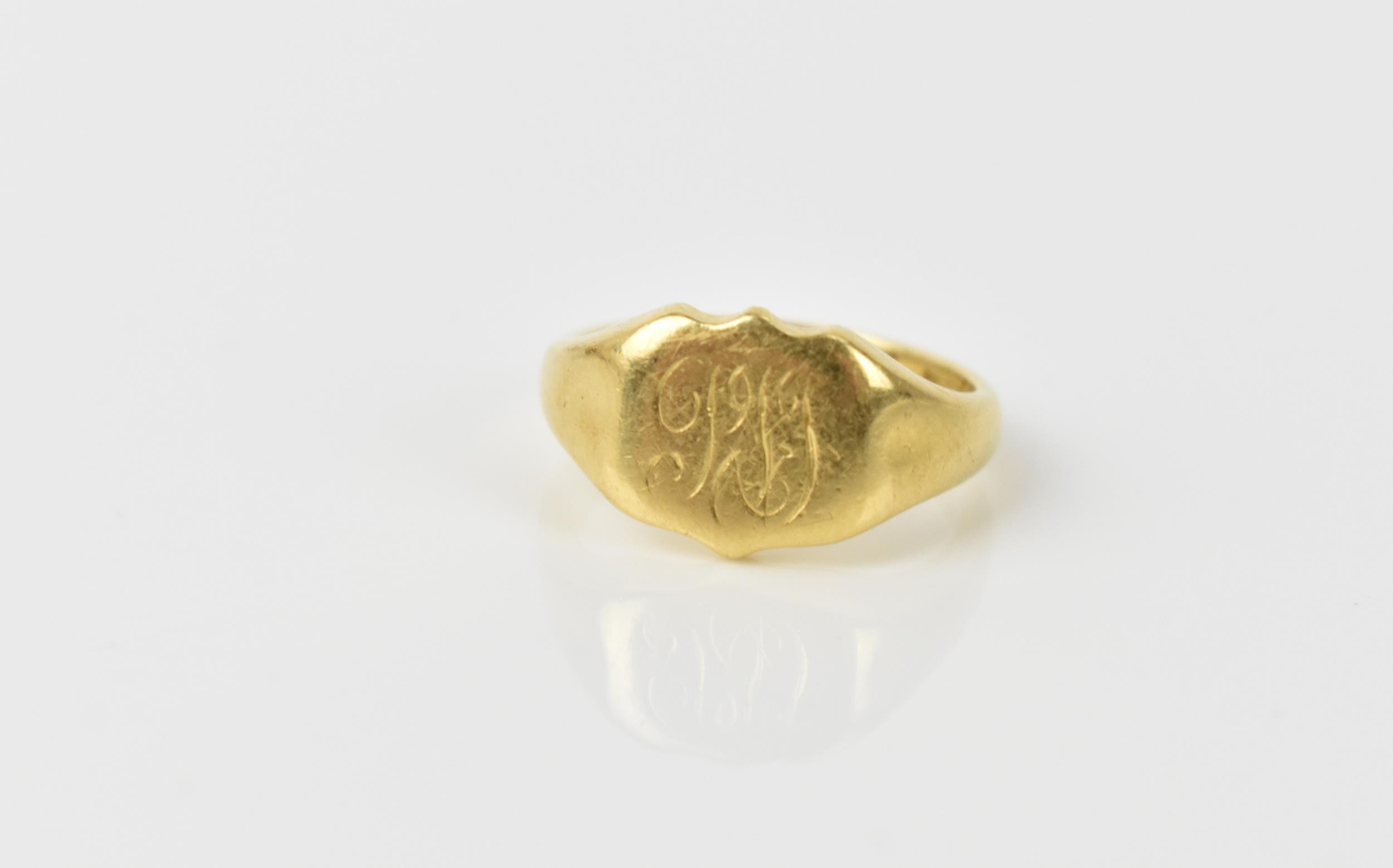 An 18ct yellow gold engraved signet ring, size F, 4.7 grams