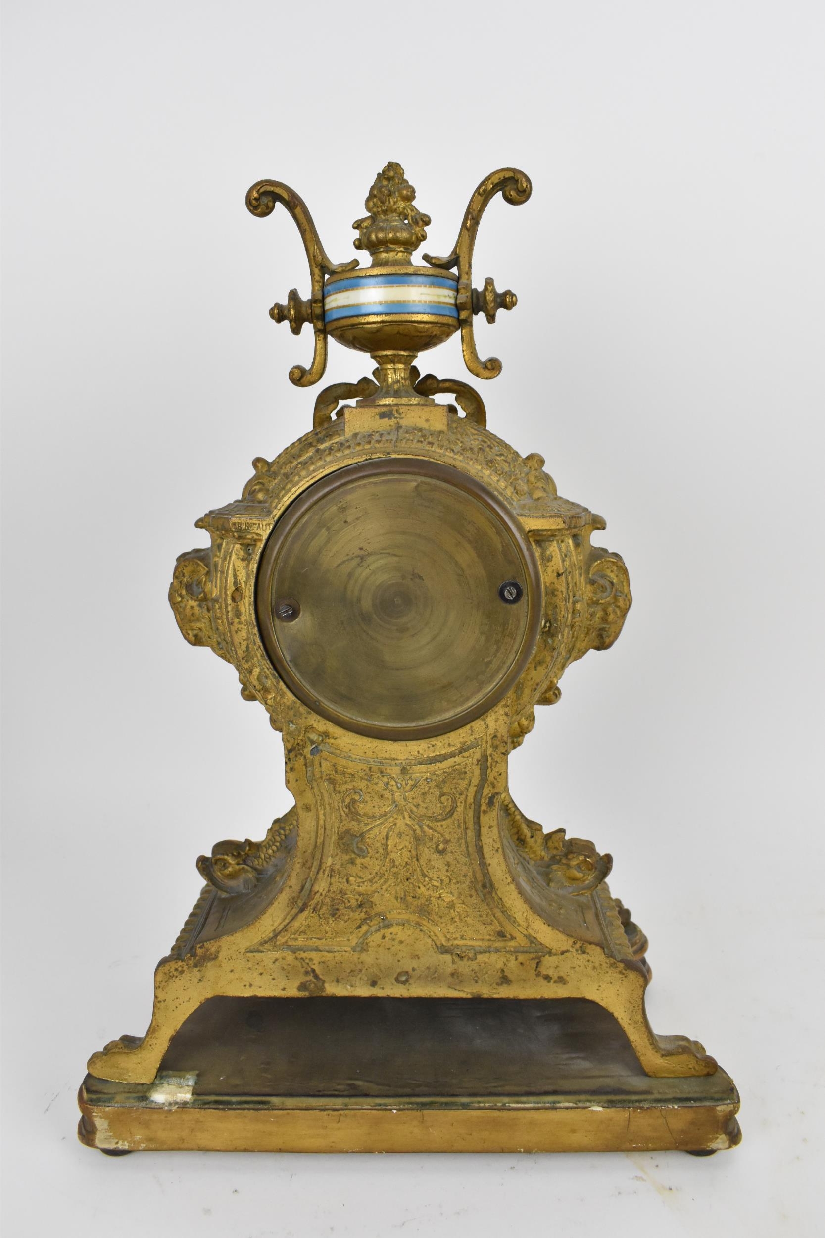 A 19th century French gilt metal mantle clock having a flower shaped finial on a twin handled urn - Image 5 of 11