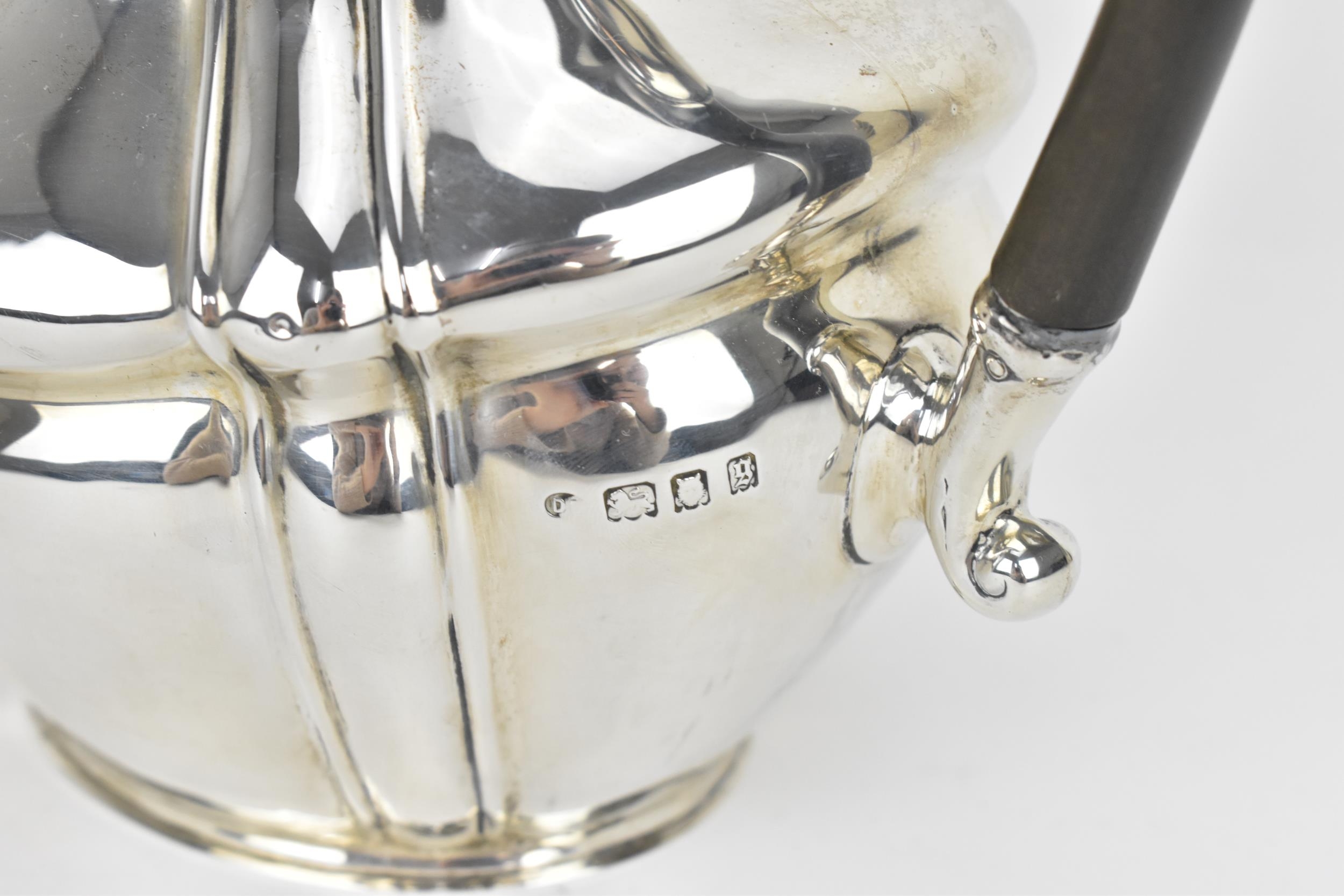 A George V silver coffee pot by Josiah Williams & Co, London 1922, with moulded border, ebony finial - Image 2 of 5