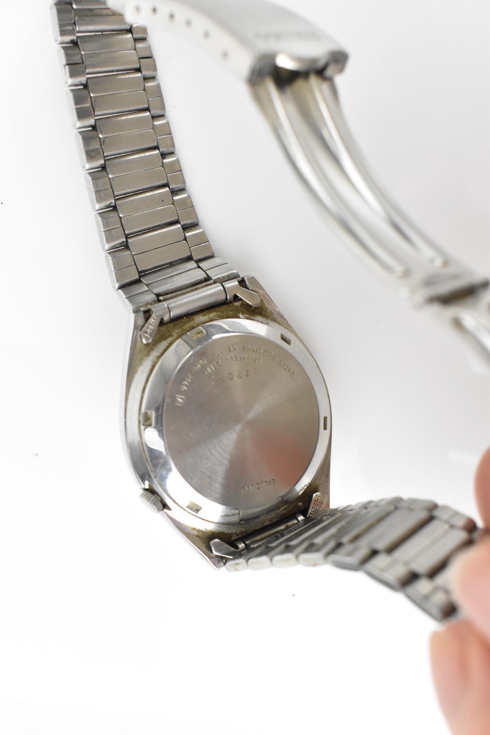 A Seiko 5 automatic, gents, stainless steel wristwatch, having a silvered dial with centre seconds - Image 3 of 4