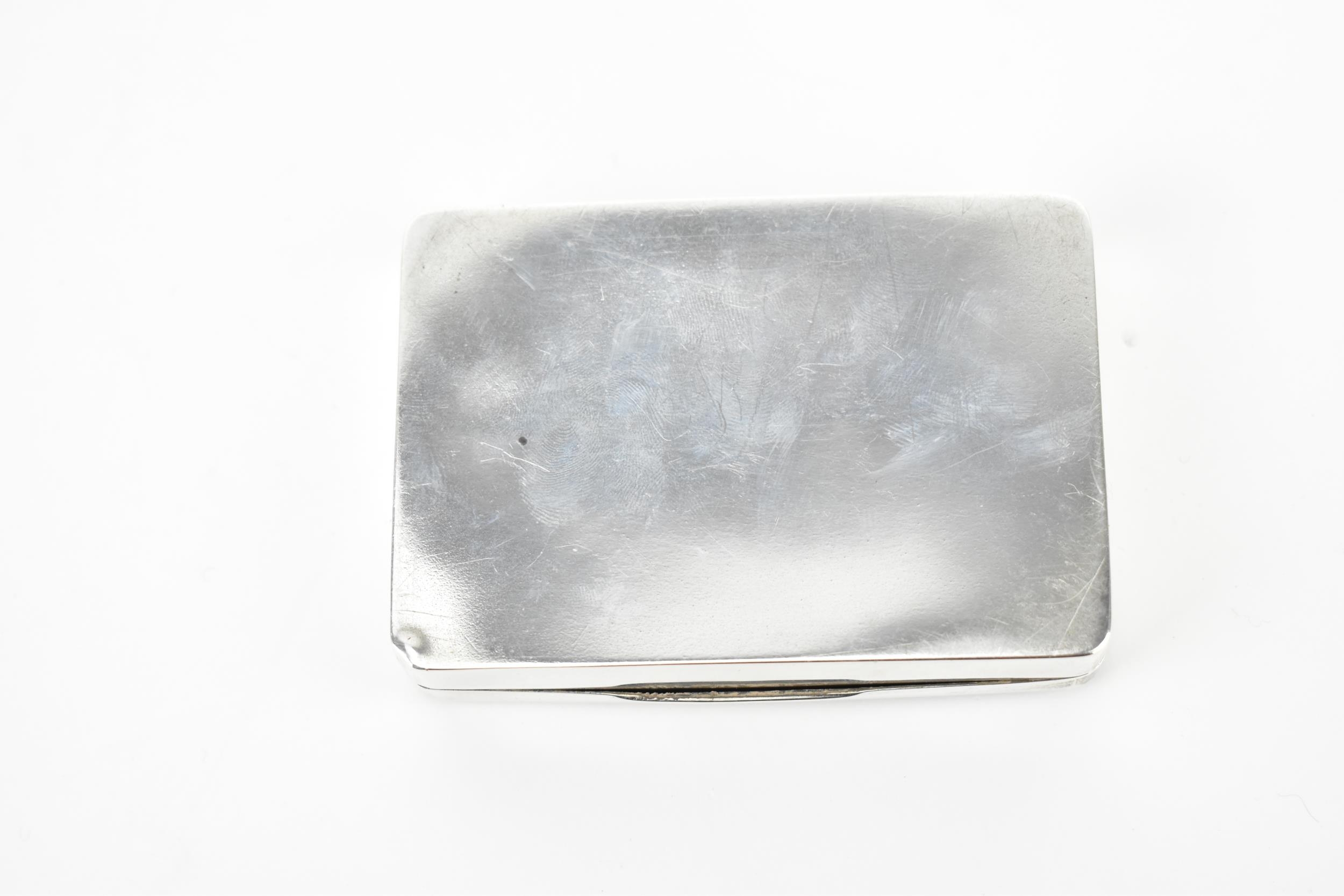 A Victorian silver and tortoiseshell snuff box, London 1868, with pique work to the hinged lid - Image 4 of 5