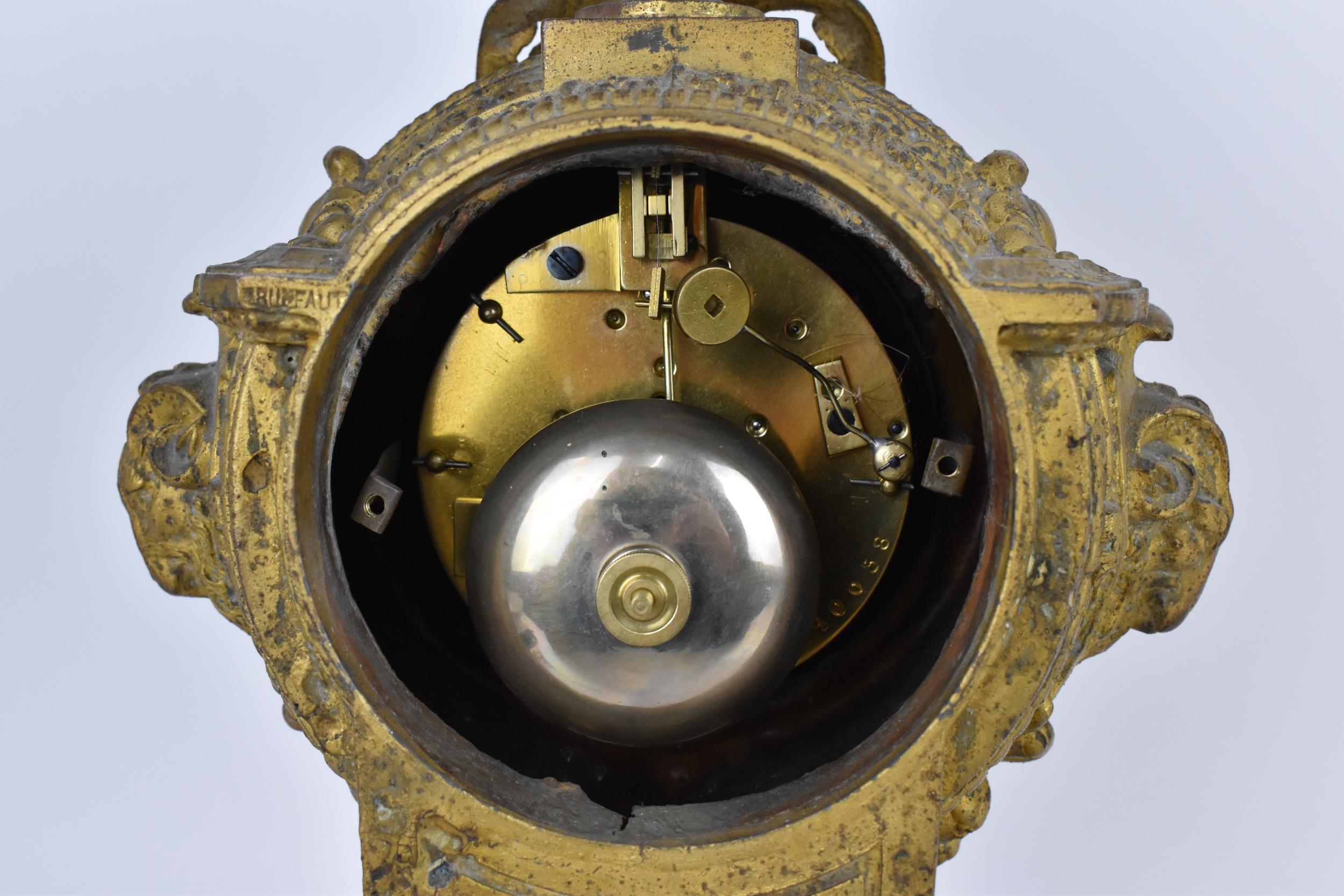 A 19th century French gilt metal mantle clock having a flower shaped finial on a twin handled urn - Image 8 of 11