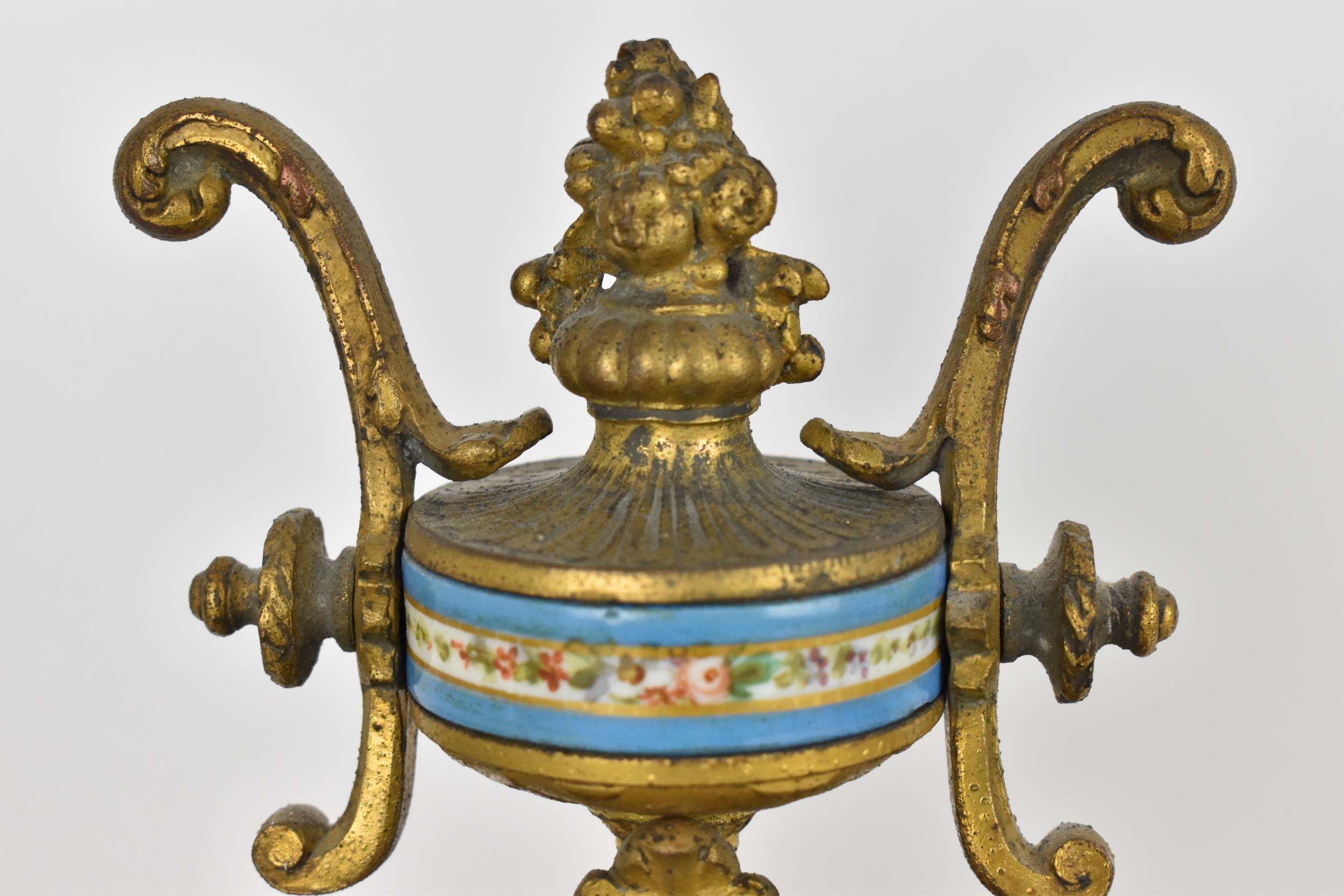 A 19th century French gilt metal mantle clock having a flower shaped finial on a twin handled urn - Image 4 of 11