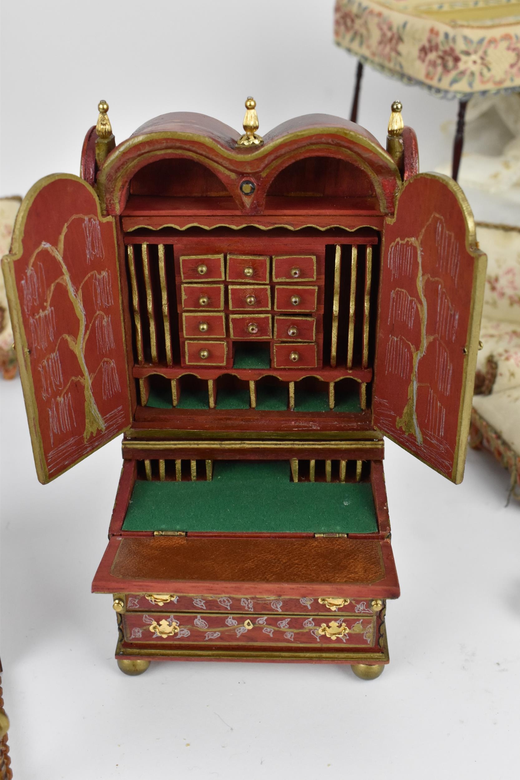 A collection of doll house furniture and dolls, to include two four poster beds, one with - Image 8 of 18