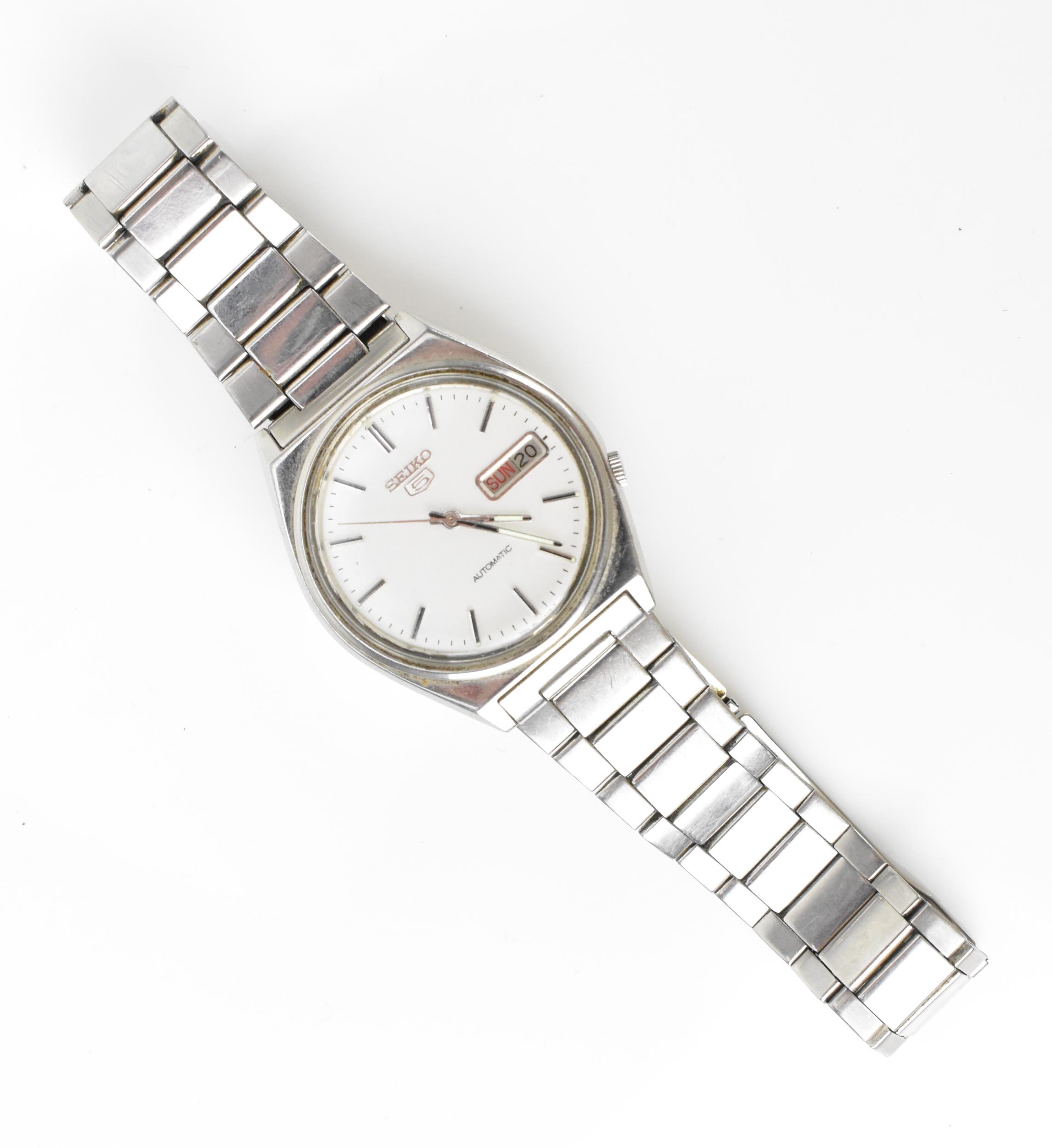 A Seiko 5 automatic, gents, stainless steel wristwatch, having a silvered dial with centre seconds - Image 2 of 4