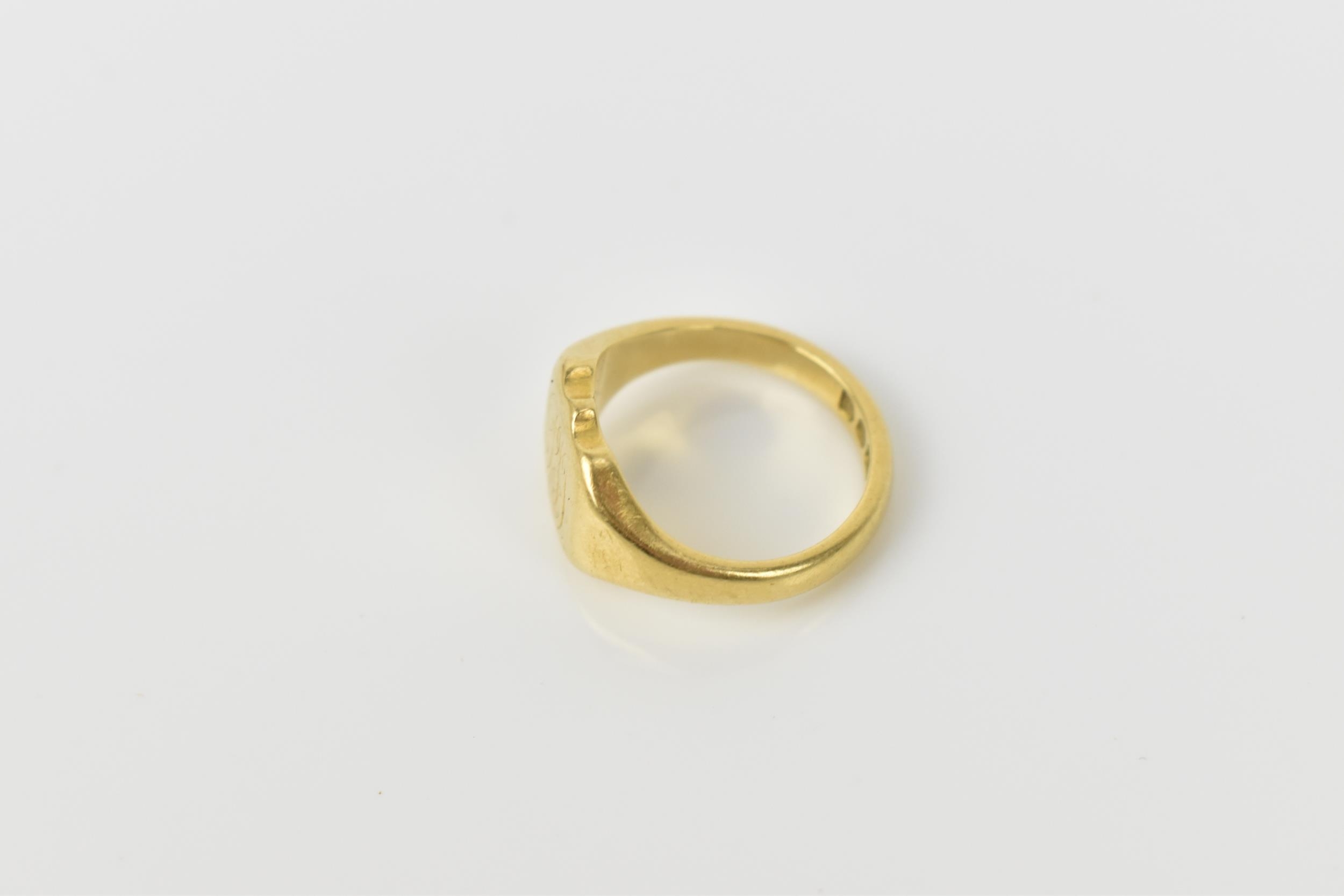 An 18ct yellow gold engraved signet ring, size F, 4.7 grams - Image 2 of 3