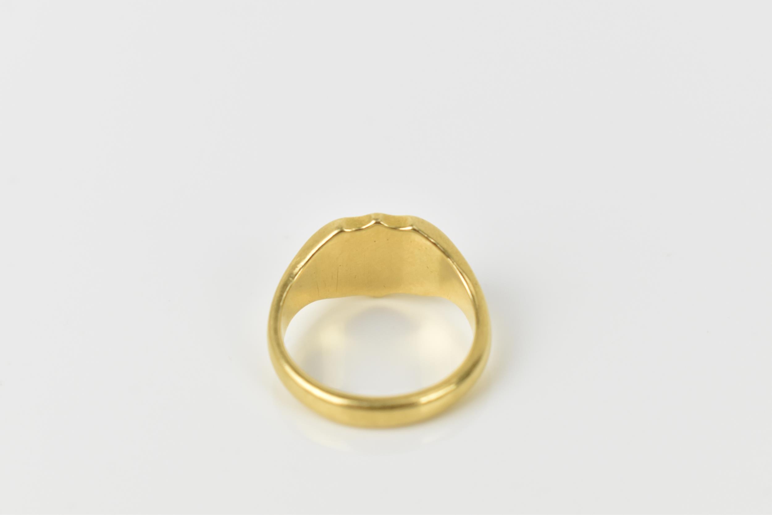 An 18ct yellow gold engraved signet ring, size F, 4.7 grams - Image 3 of 3