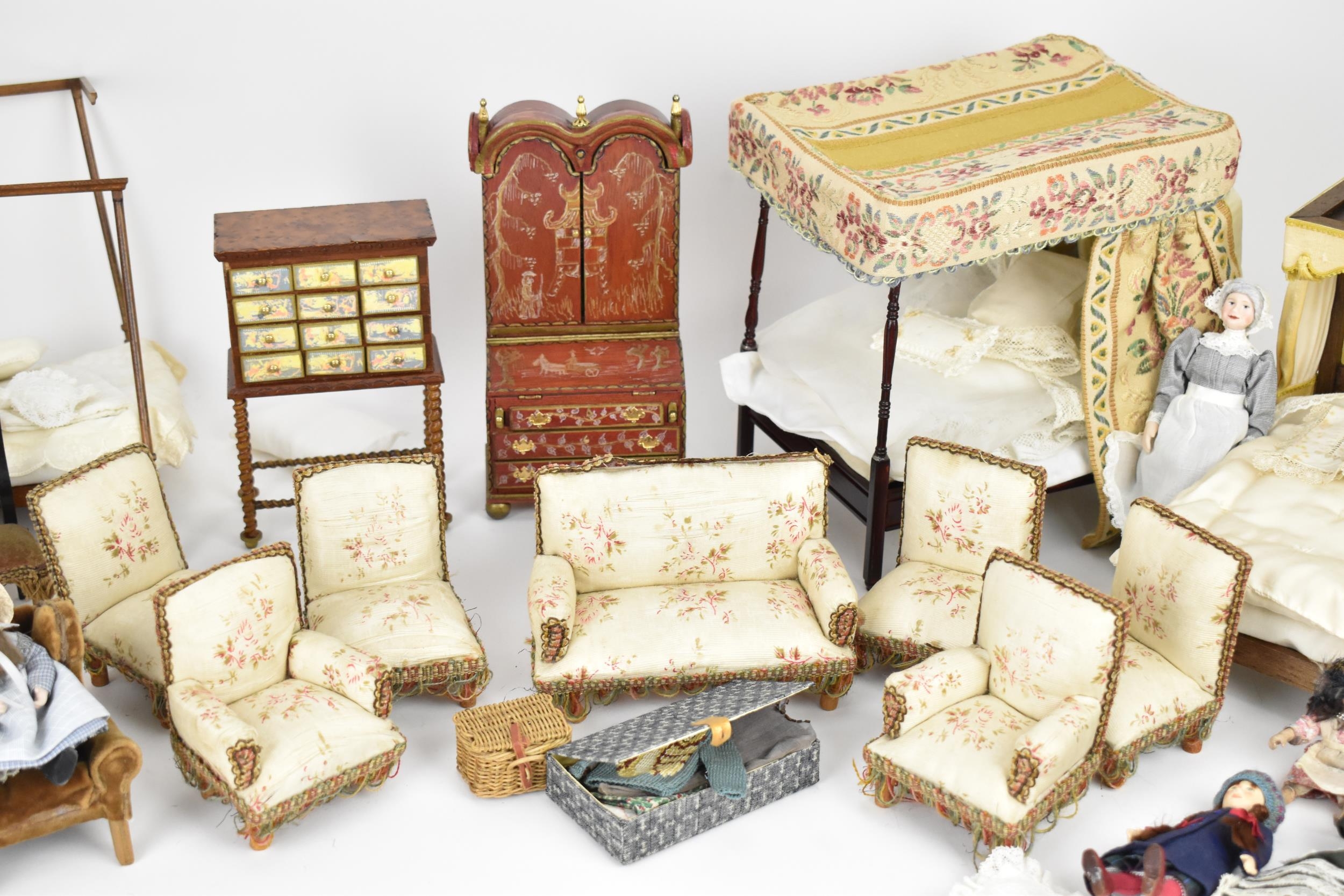 A collection of doll house furniture and dolls, to include two four poster beds, one with - Image 2 of 18