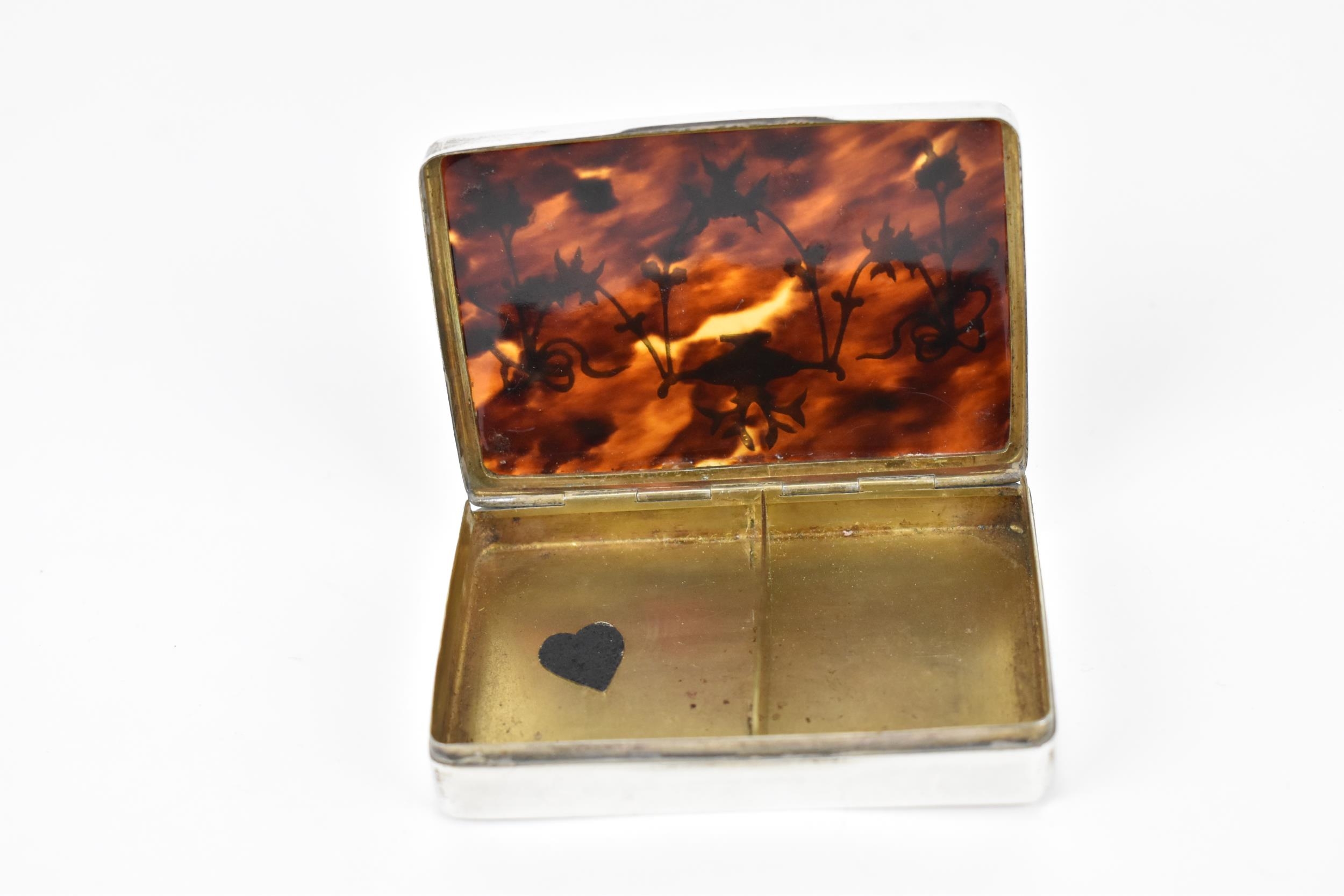 A Victorian silver and tortoiseshell snuff box, London 1868, with pique work to the hinged lid - Image 2 of 5