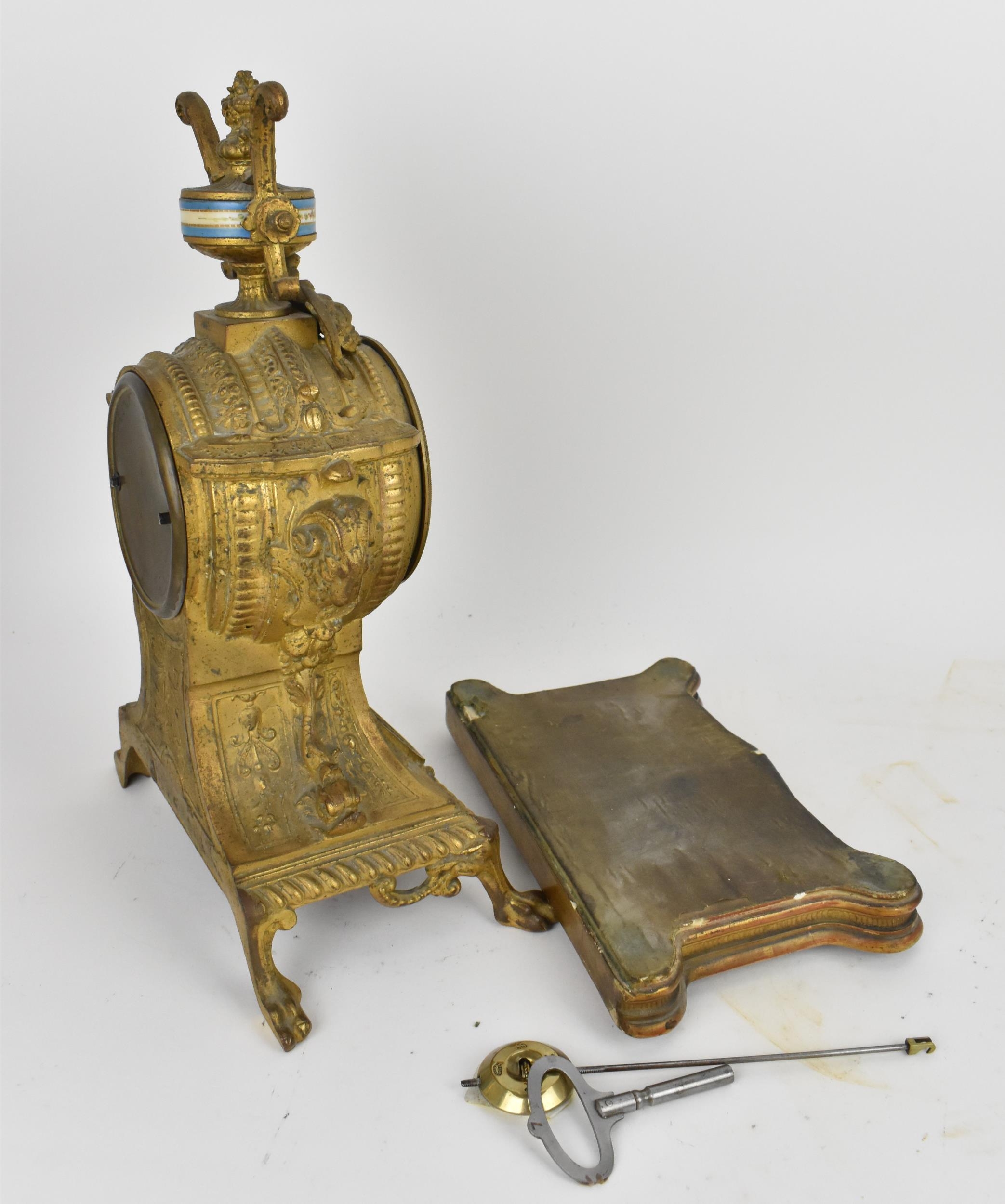 A 19th century French gilt metal mantle clock having a flower shaped finial on a twin handled urn - Image 10 of 11