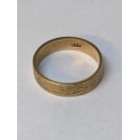A 9ct gold ring with engrave decoration, 3.1g Location: