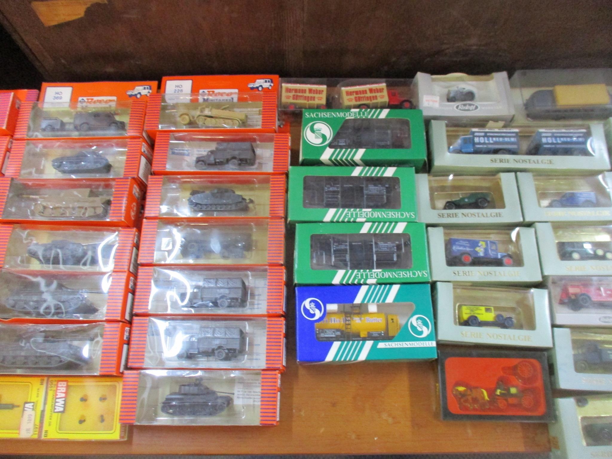 A lot of boxed HO model railway miniatures and accessories to include model vehicles to include Roco - Bild 3 aus 4