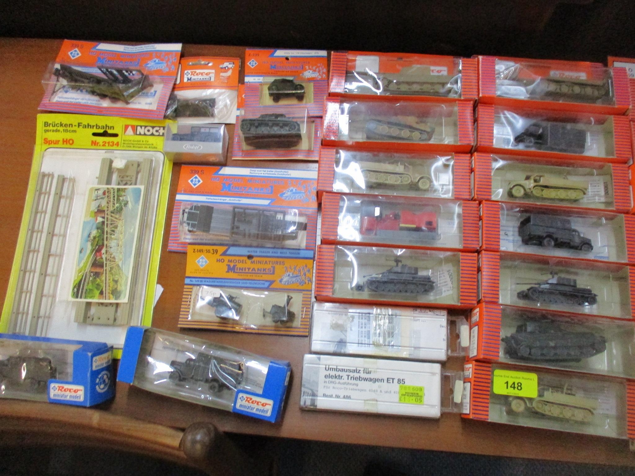 A lot of boxed HO model railway miniatures and accessories to include model vehicles to include Roco - Bild 2 aus 4
